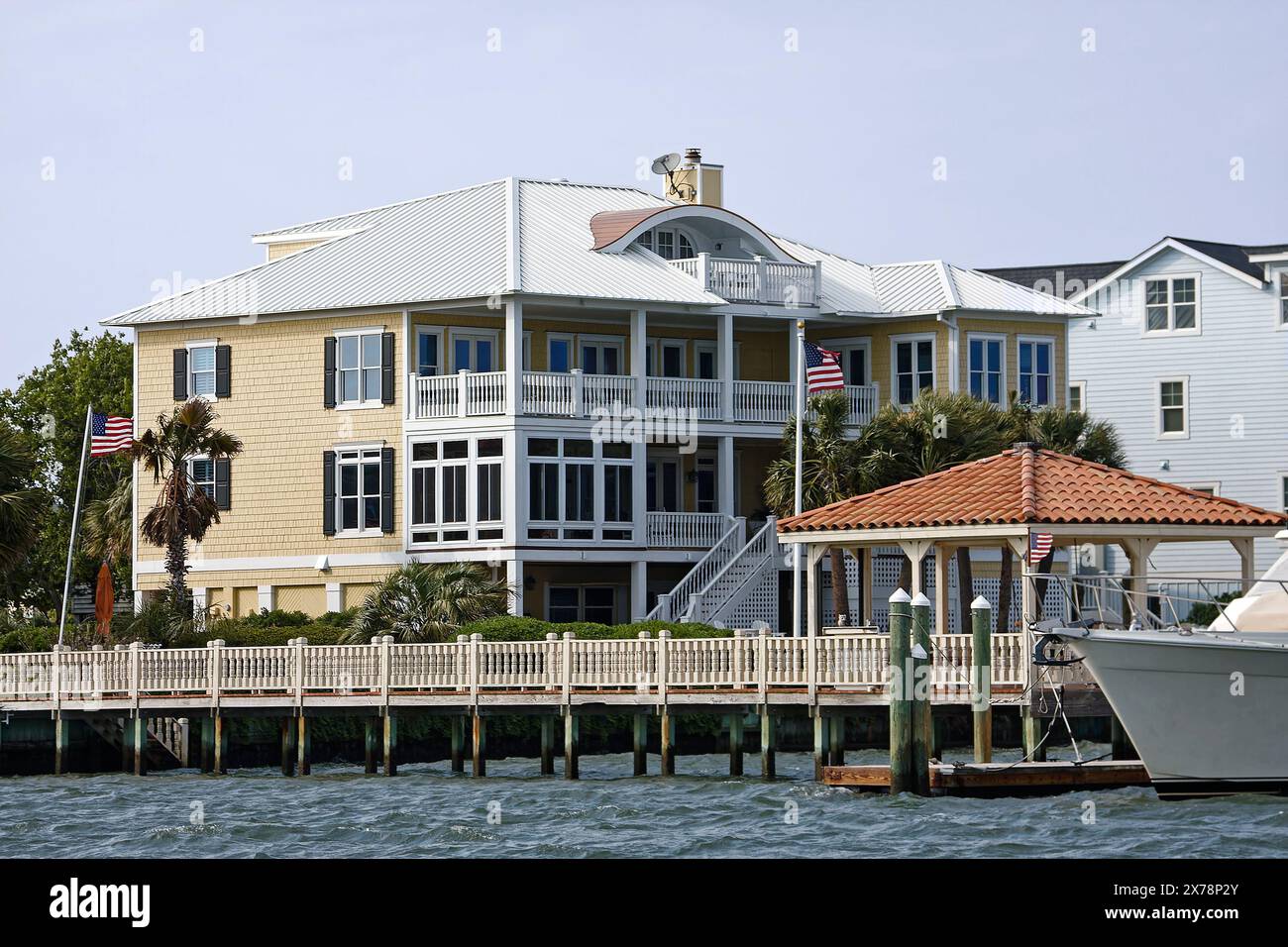 Großes Haus auf dem Wasser, 3 Decks, Dock, teilweise überdacht, schwimmendes Dock, große Yacht, attraktiv, ICW, Atlantic Intracoastal Waterway, Frühling, NC, USA, Stockfoto