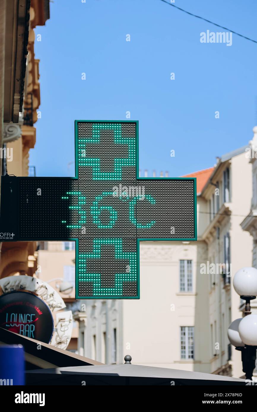 Nizza, Frankreich - 22. Juli 2023: Außenthermometer in Nizza zeigt hohe Lufttemperaturen an Stockfoto