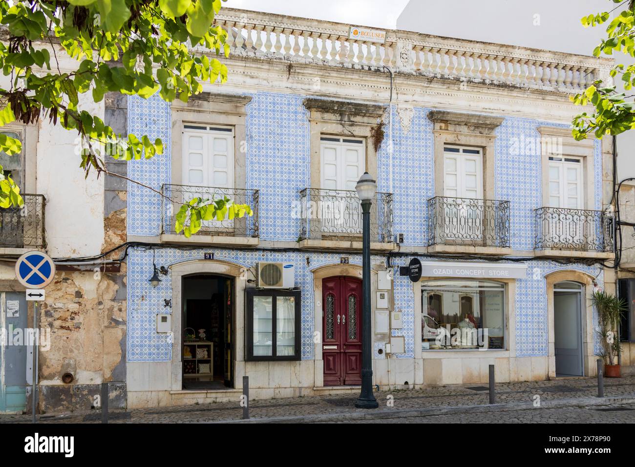 Fassade des Gebäudes mit Azulejos, Azulejo-Fliesen, Stadt Tavira, östliche Algarve, Algarve, Portugal, Europa Stockfoto