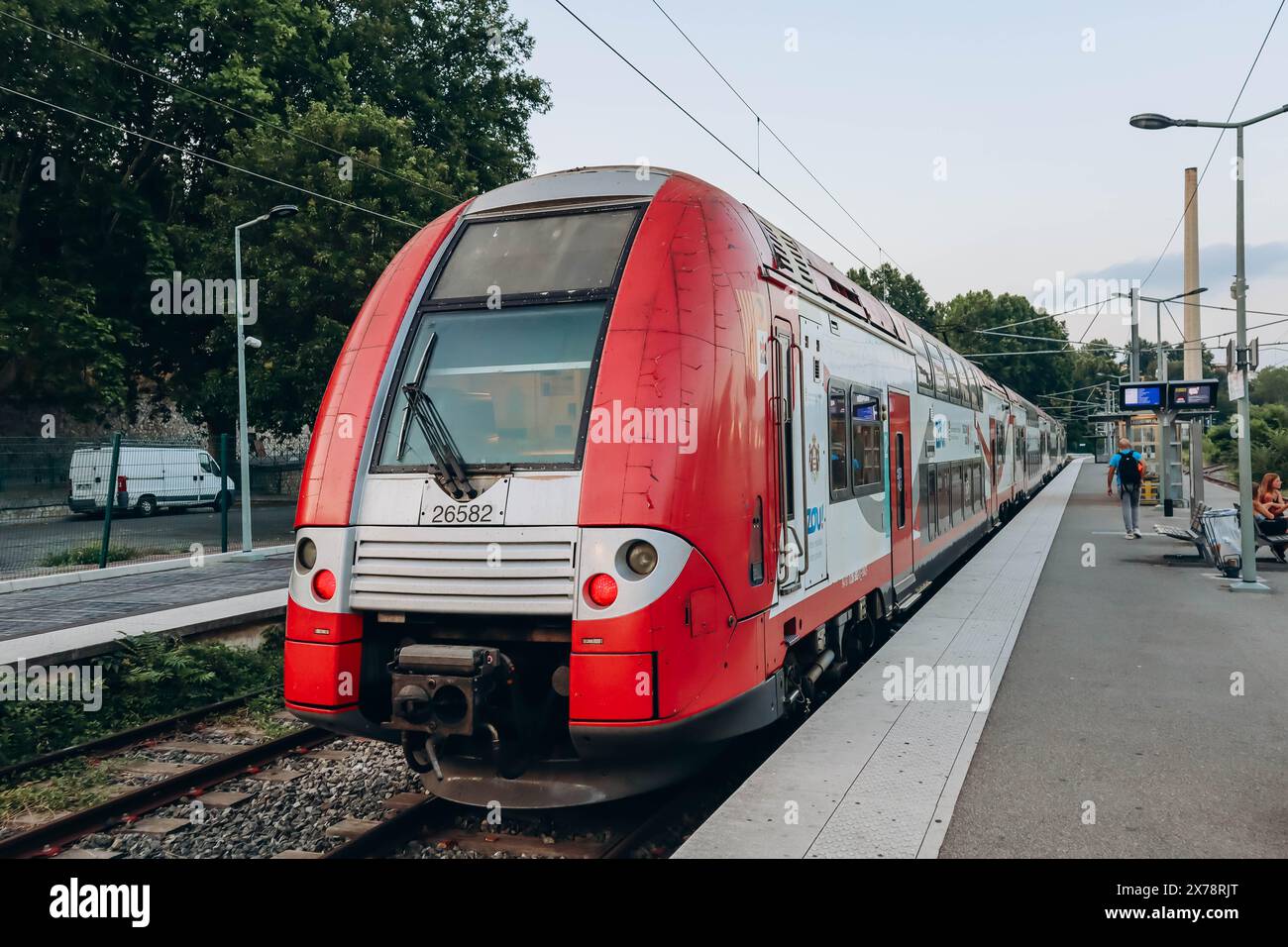 Grasse, Frankreich - 23. Juli 2023: Der SNCF-Zug vom Typ TER steht am Bahnhof in Grasse Stockfoto