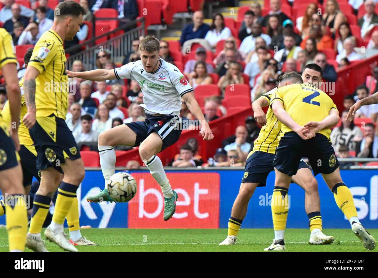 George Thomason (4 Bolton Wanderers) kontrolliert den Ball während des Play Off Final-Spiels der Sky Bet League 1 zwischen Bolton Wanderers und Oxford United im Wembley Stadium, London am Samstag, den 18. Mai 2024. (Foto: Kevin Hodgson | MI News) Credit: MI News & Sport /Alamy Live News Stockfoto