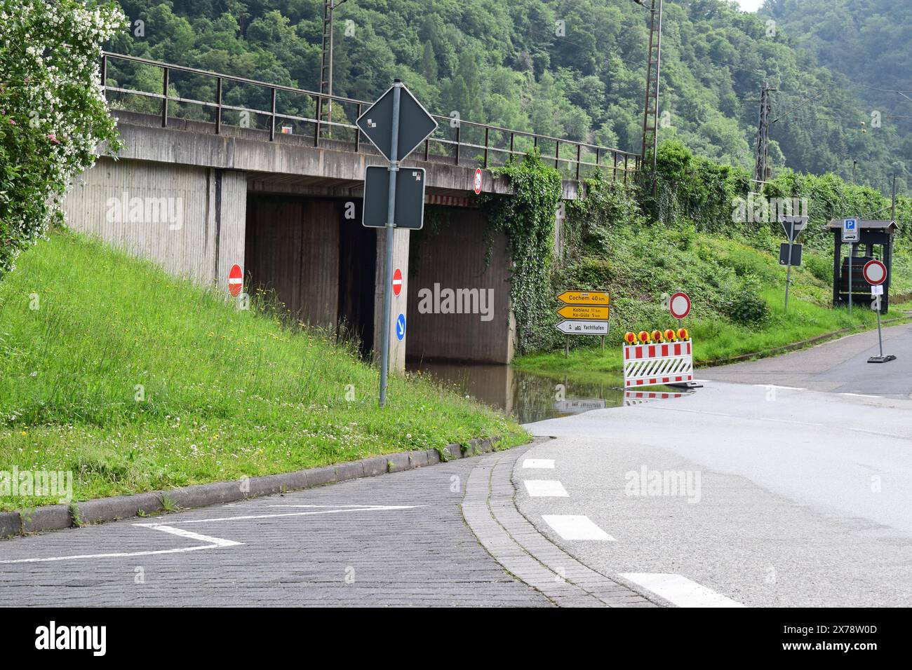 Wegen der Überschwemmung blockierte Straße Stockfoto
