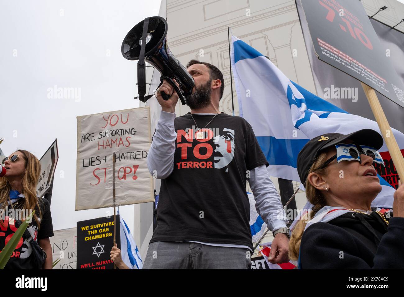 London, Großbritannien, 18. Mai 2024. Ein pro-israelischer Unterstützer schreit durch ein Mega-Handy auf einen NAKBA-Gegenprotest. Quelle: James Willoughby/Alamy Live News Stockfoto