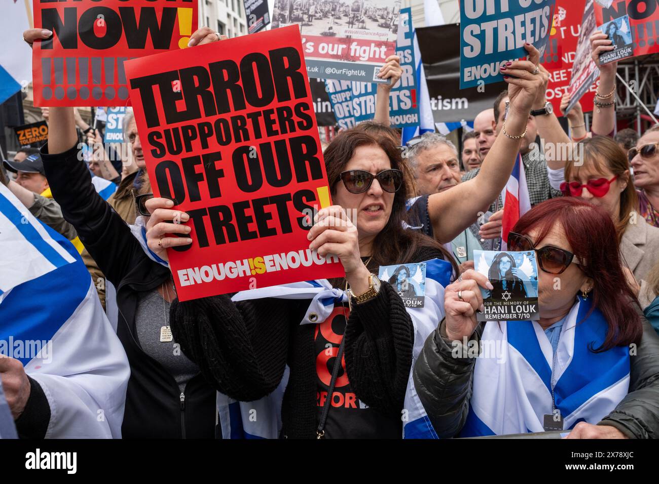 London, Großbritannien, 18. Mai 2024. Pro-israelische Gegenprotestierende halten Plakate beim jährlichen Londoner NAKBA-marsch hoch. Quelle: James Willoughby/Alamy Live News Stockfoto