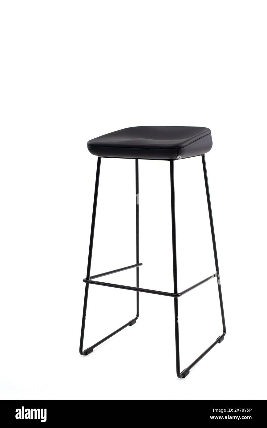 Hoher Barhocker mit Stahlrahmen und schwarzem Sitz. Innenraum im Loft-Stil. Stockfoto