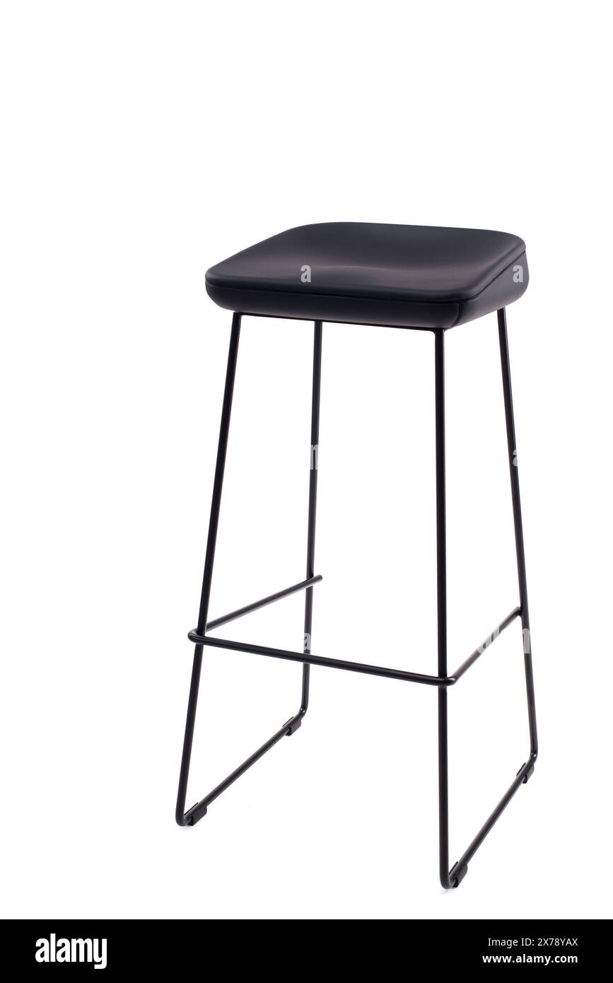 Hoher Barhocker mit Stahlrahmen und schwarzem Sitz. Innenraum im Loft-Stil. Stockfoto