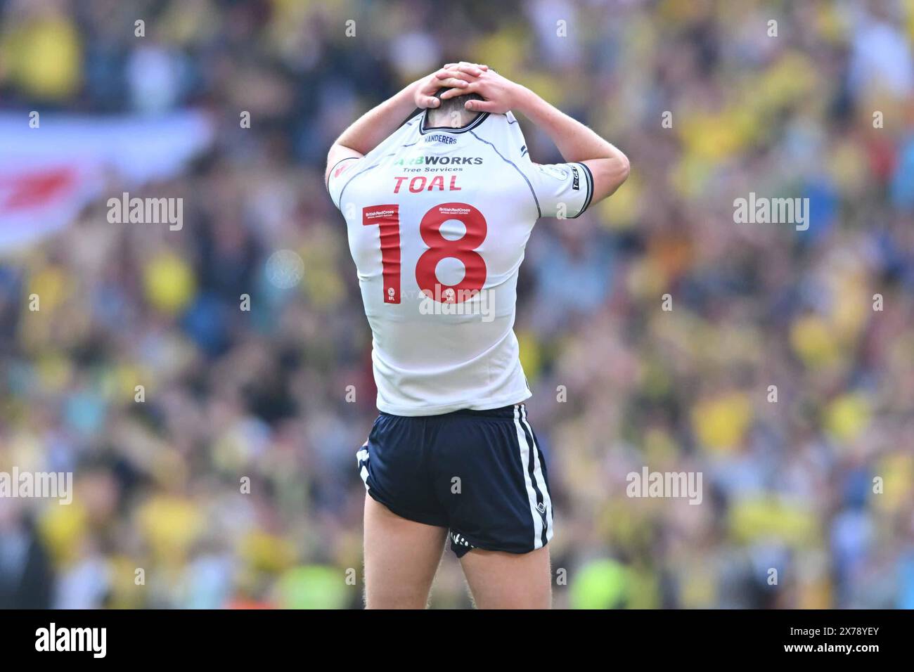 Eoin Toal (18 Bolton Wanderers) mit Kopf im Trikot nach der Niederlage im Sky Bet League 1 Play Off Final Match zwischen Bolton Wanderers und Oxford United im Wembley Stadium, London am Samstag, den 18. Mai 2024. (Foto: Kevin Hodgson | MI News) Credit: MI News & Sport /Alamy Live News Stockfoto