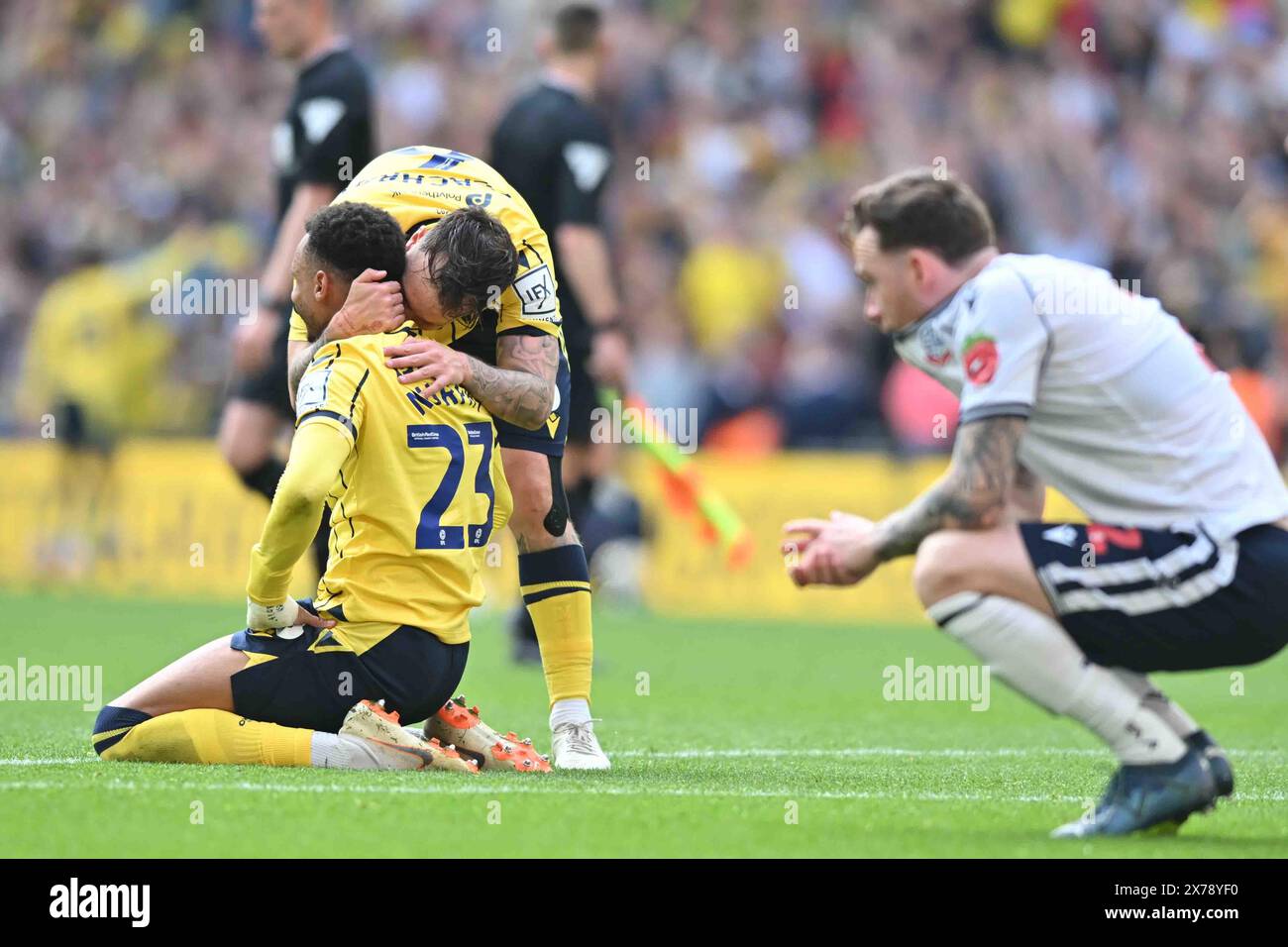 Josh Murphy (23 Oxford United) feiert den Sieg mit Josh McEachran (6 Oxford United) beim Sky Bet League 1 Play Off Final Match zwischen Bolton Wanderers und Oxford United am Samstag, den 18. Mai 2024, im Wembley Stadium in London. (Foto: Kevin Hodgson | MI News) Credit: MI News & Sport /Alamy Live News Stockfoto