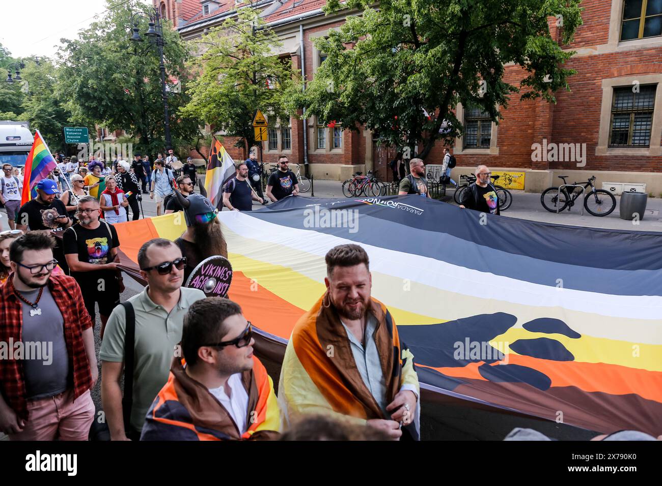 Krakau, Polen, 18. Mai 2024. Die Teilnehmer gehen an der 20. Pride Parade in Krakau vorbei, da sie sich vielleicht entspannter fühlen, nachdem eine zentralliberalere Partei nach 8 Jahren rechter Regeln die Macht gewonnen hat. Die Stolz-Paraden in Polen hatten in der Vergangenheit eine Geschichte gewalttätiger Angriffe, während die gegenwärtige Regierung gerne an den Paraden teilnimmt. Quelle: Dominika Zarzycka/Alamy Live News. Stockfoto