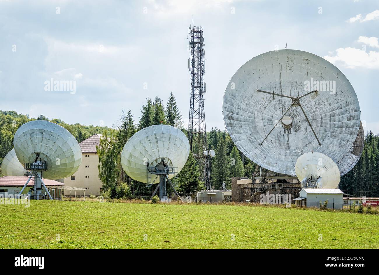Satellitenkommunikationszentrum in Cheia, Rumänien. Empfängerantenne (Rx/Tx) Stockfoto
