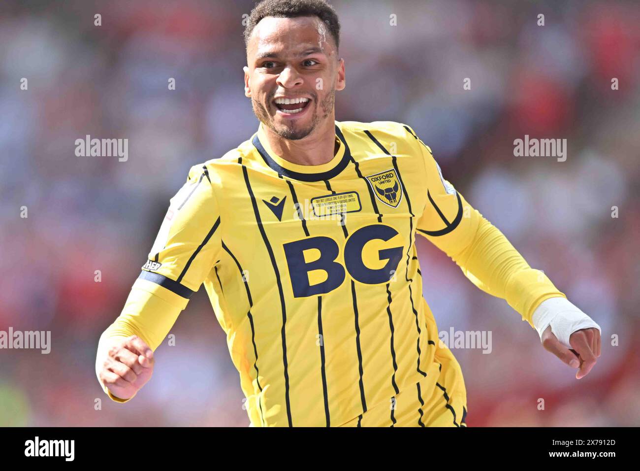 Josh Murphy (23 Oxford United) feiert, nachdem er das zweite Tor des Teams beim Play Off Final-Spiel der Sky Bet League 1 zwischen Bolton Wanderers und Oxford United am Samstag, den 18. Mai 2024, im Wembley Stadium in London erzielt hat. (Foto: Kevin Hodgson | MI News) Credit: MI News & Sport /Alamy Live News Stockfoto