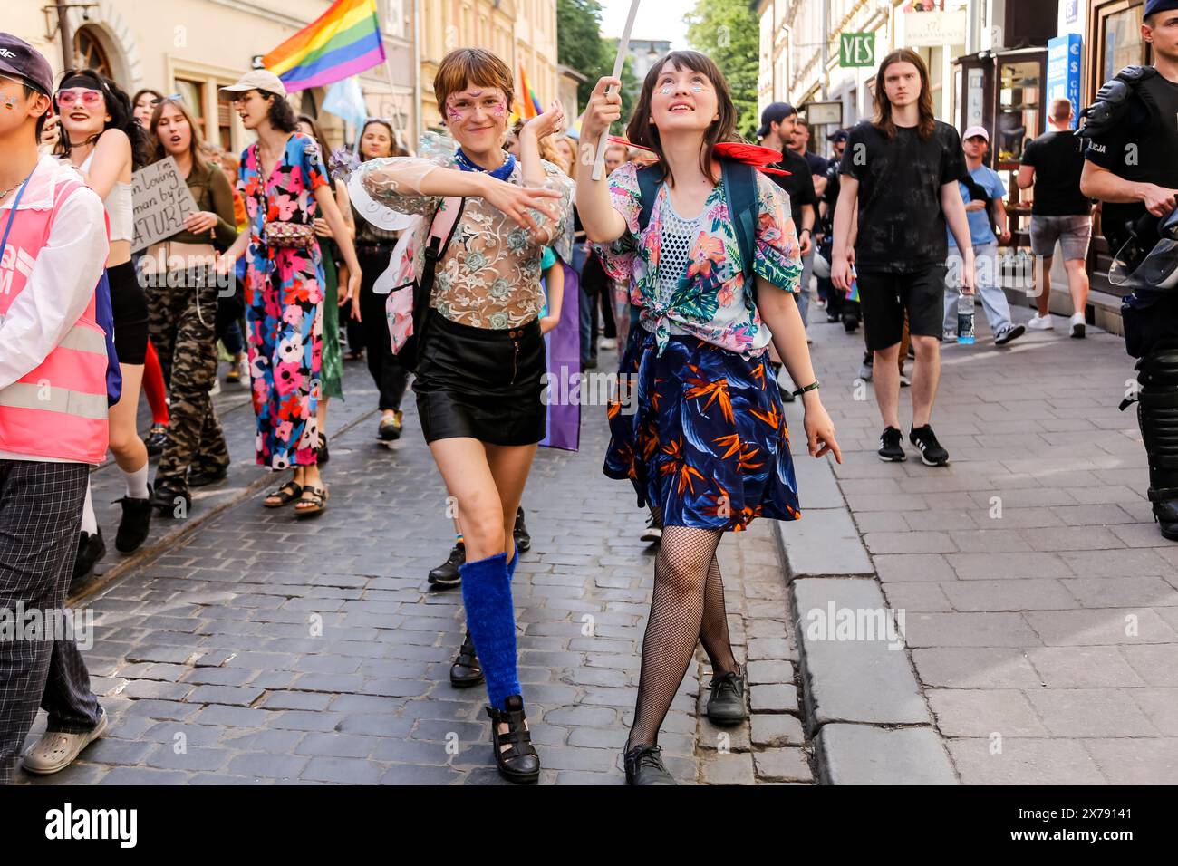 Krakau, Polen, 18. Mai 2024. Die Teilnehmer gehen an der 20. Pride Parade in Krakau vorbei, da sie sich vielleicht entspannter fühlen, nachdem eine zentralliberalere Partei nach 8 Jahren rechter Regeln die Macht gewonnen hat. Die Stolz-Paraden in Polen hatten in der Vergangenheit eine Geschichte gewalttätiger Angriffe, während die gegenwärtige Regierung gerne an den Paraden teilnimmt. Quelle: Dominika Zarzycka/Alamy Live News. Stockfoto