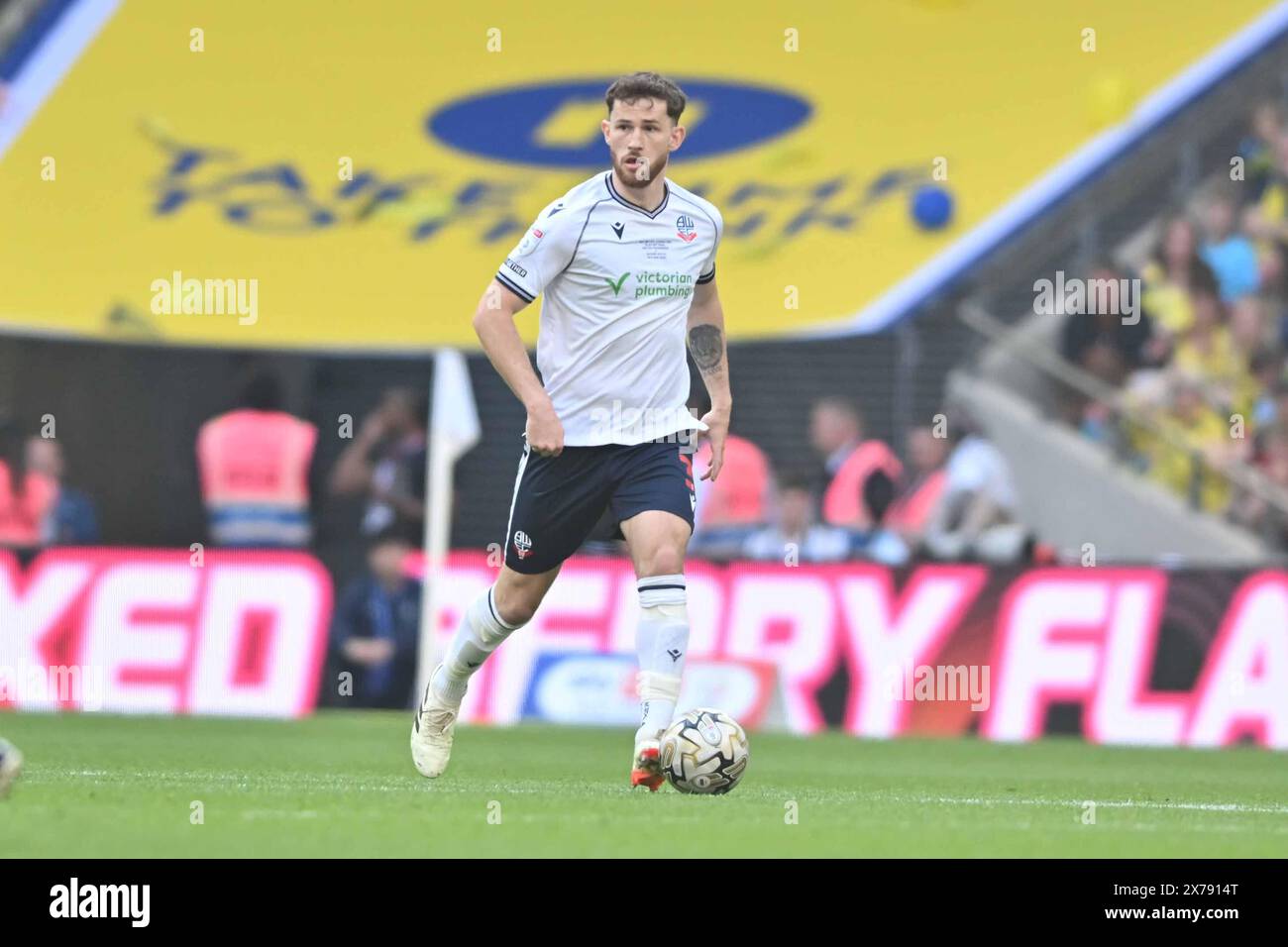 Jack Irendale (3 Bolton Wanderers) kontrolliert den Ball während des Play Off Final-Spiels der Sky Bet League 1 zwischen Bolton Wanderers und Oxford United im Wembley Stadium, London am Samstag, den 18. Mai 2024. (Foto: Kevin Hodgson | MI News) Credit: MI News & Sport /Alamy Live News Stockfoto