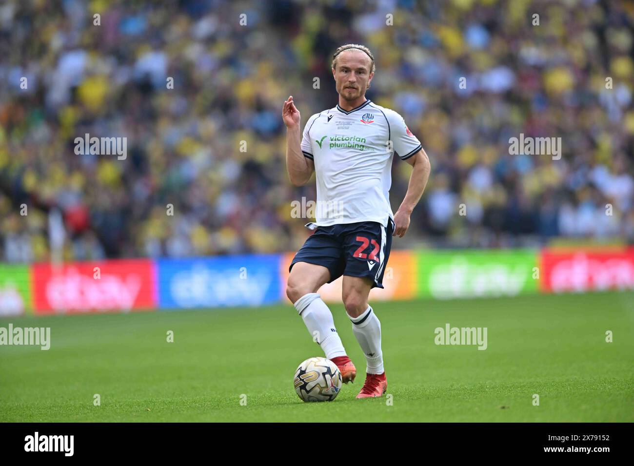 Kyle Dempsey (22 Bolton Wanderers) übergibt den Ball während des Play Off Final-Spiels der Sky Bet League 1 zwischen Bolton Wanderers und Oxford United am Samstag, den 18. Mai 2024, im Wembley Stadium in London. (Foto: Kevin Hodgson | MI News) Credit: MI News & Sport /Alamy Live News Stockfoto