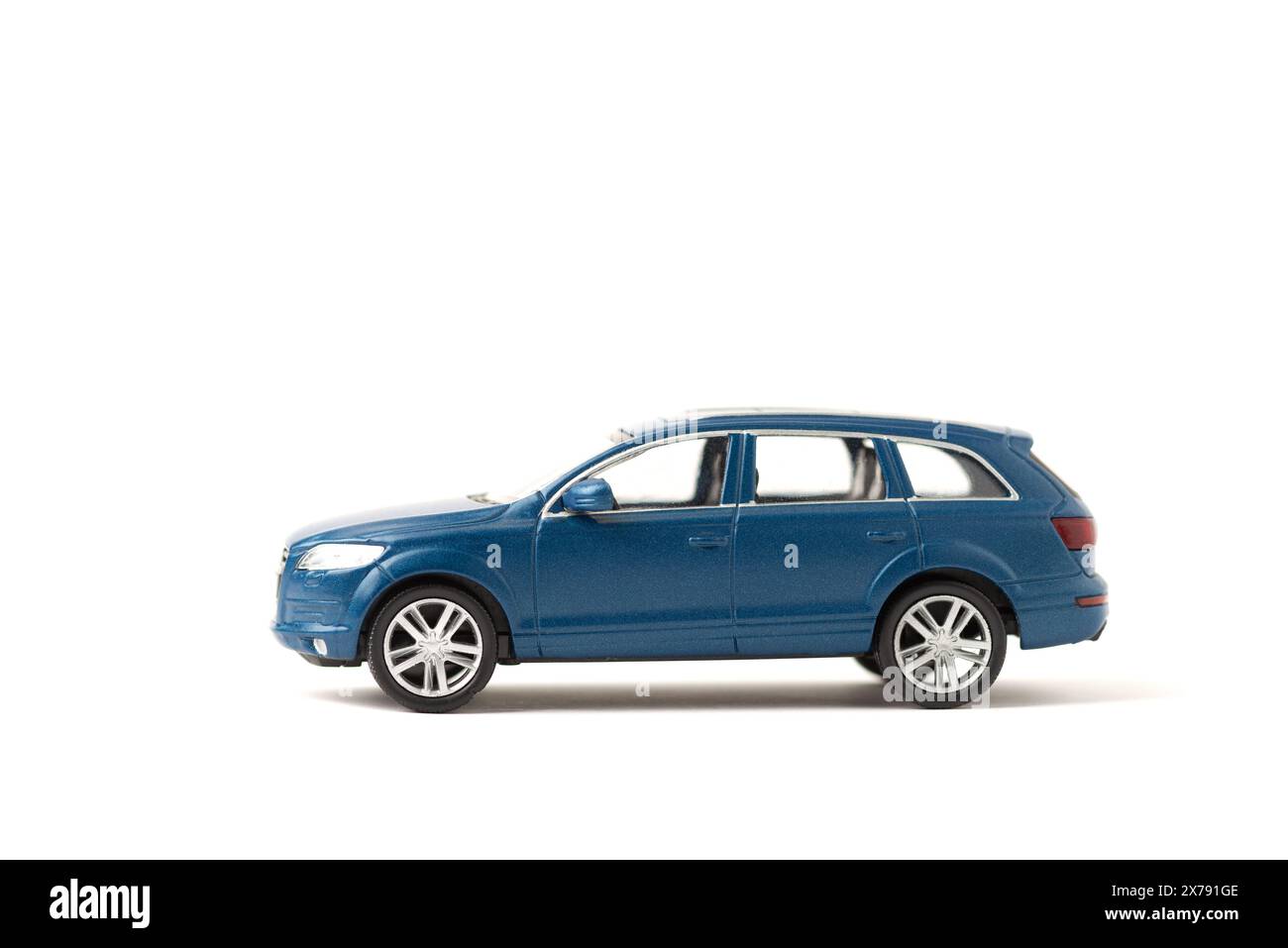 Mehrfarbiges Spielzeugauto aus Kunststoff. Busse. Kopierraum für Geräte Stockfoto