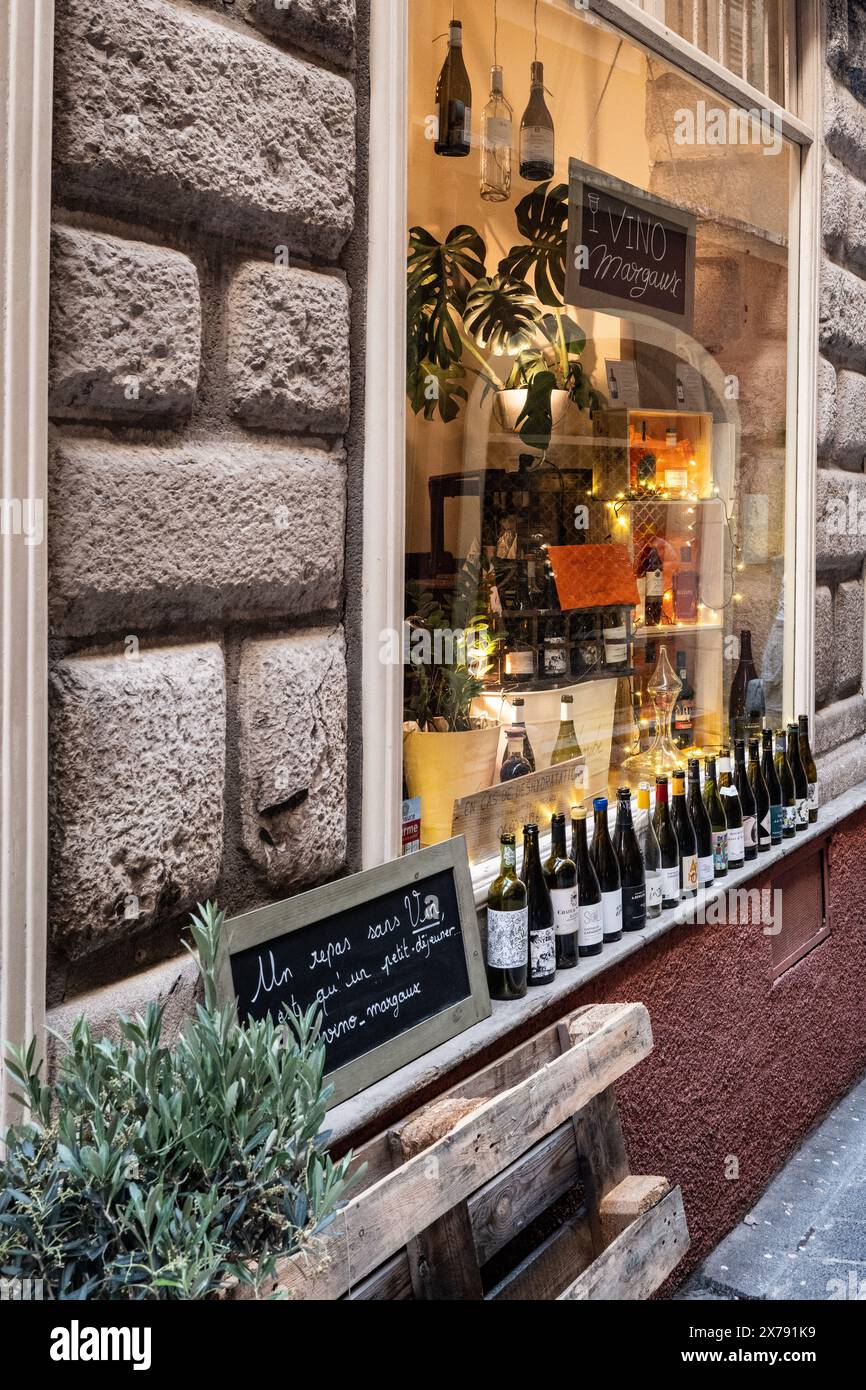 Farbenfrohe Ladenpräsentation in einer Straße in der Altstadt, Vieille Ville in Nizza, französische Riviera, Südfrankreich Stockfoto