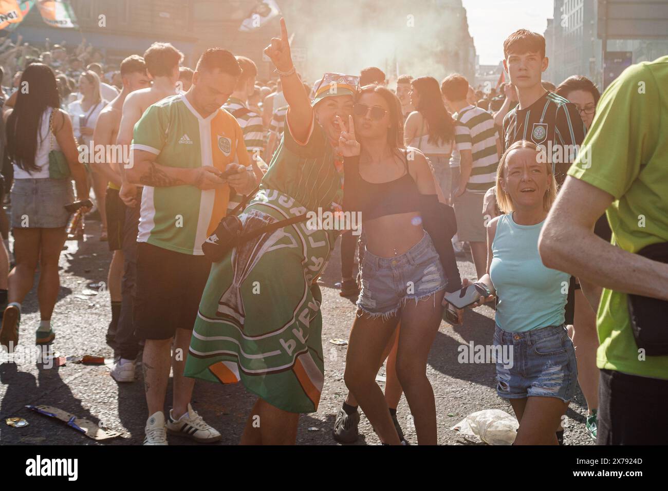 Glasgow, Glasgow, Großbritannien. Mai 2024. Celtic Fans feiern den Sieg der Meisterschaft in Glasgow, Großbritannien, im Mai. 18, 2024. Celtic FC hat ihre 54. Meisterschaft gewonnen und ihre Fans feiern nach dem Ende des Spiels mit St Mirren, das sie mit 3:2 gewinnen. (Credit Image: © Kostas Pikoulas/ZUMA Press Wire) NUR REDAKTIONELLE VERWENDUNG! Nicht für kommerzielle ZWECKE! Stockfoto