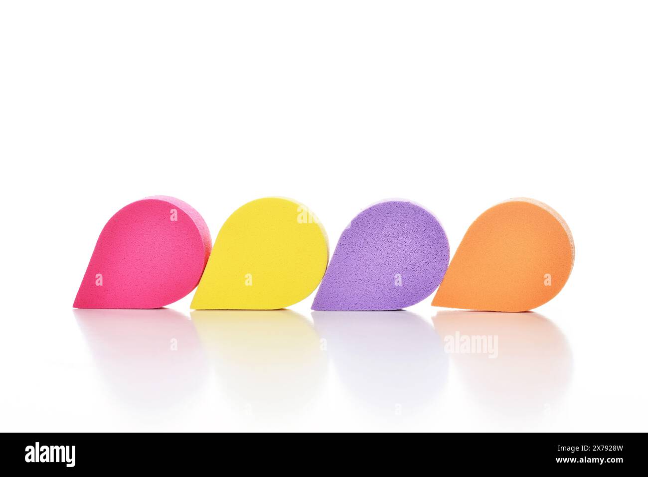 Buntes Kosmetik-Make-up-Applikator-Schwamm-Set isoliert auf weißem Hintergrund. Stockfoto