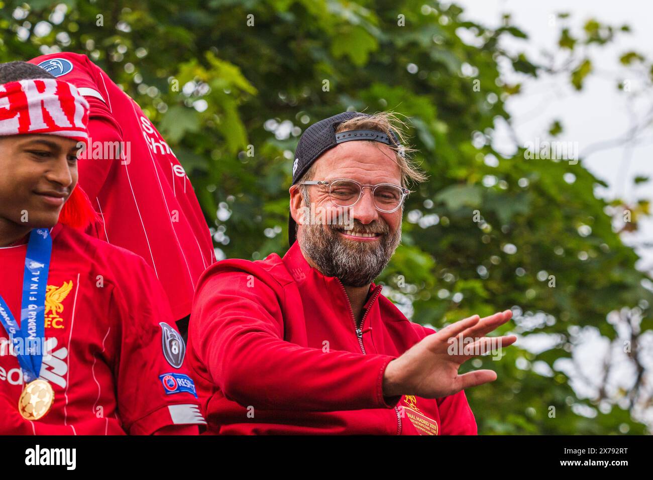 Eine Nahaufnahme des Liverpool Football Club-Managers Jurgen Klopp, der während der offenen Busparade durch Liverpool am 2. Juni 2019, der da, der Menge zuwinkte Stockfoto