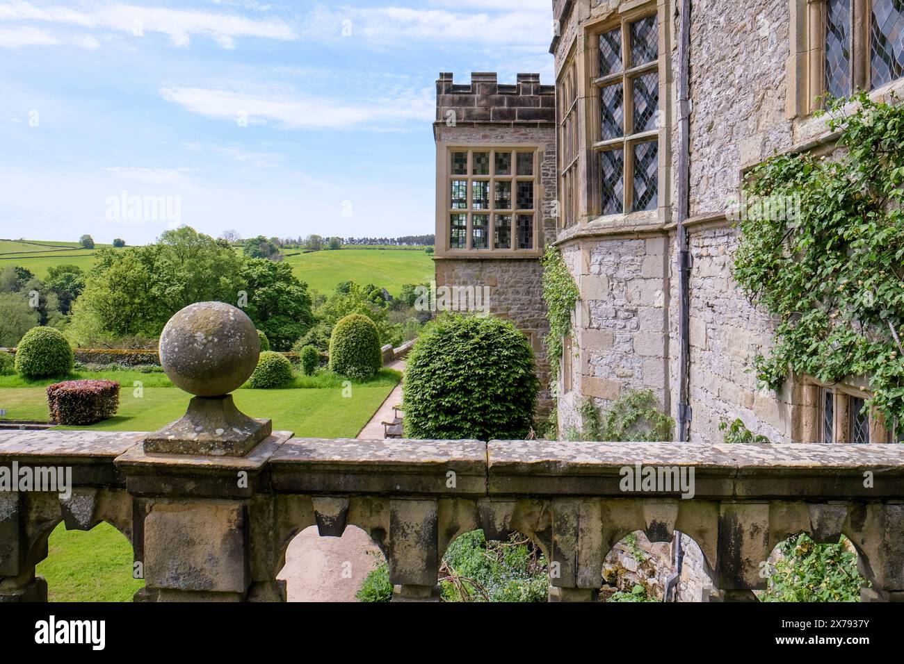 Außenanlagen und elisabethanische ummauerte Gärten von Haddon Hall, Bakewell, Derbyshire, England, Großbritannien Stockfoto