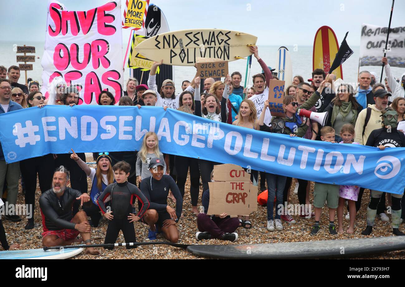 Brighton, England, Großbritannien. Mai 2024. DAME KELLY HOLMES (vorne 5. Links) schließt sich einer Gruppe von Demonstranten am Strand an, während der Proteste in der Nähe des West Pier. Surfers Against Sewage (SAS) und ihre Unterstützer gingen ins Meer, um die Menge an Abwasser hervorzuheben, die in Sussex's Wasserstraßen gepumpt wurde. Viele von denen, die in schicken Kleidern zum Thema Abwasser aufs Meer gingen, sagten, sie seien beim Schwimmen bereits krank geworden. SAS ist eine Wohltätigkeitsorganisation für Meeresschutz, die mit Gemeinden zum Schutz der Ozeane, Strände und Meereslebewesen zusammenarbeitet. (Kreditbild: © Martin Pope/ZUMA Press Wire) NUR REDAKTIONELLE VERWENDUNG! Nicht für kommerzielle Zwecke Stockfoto