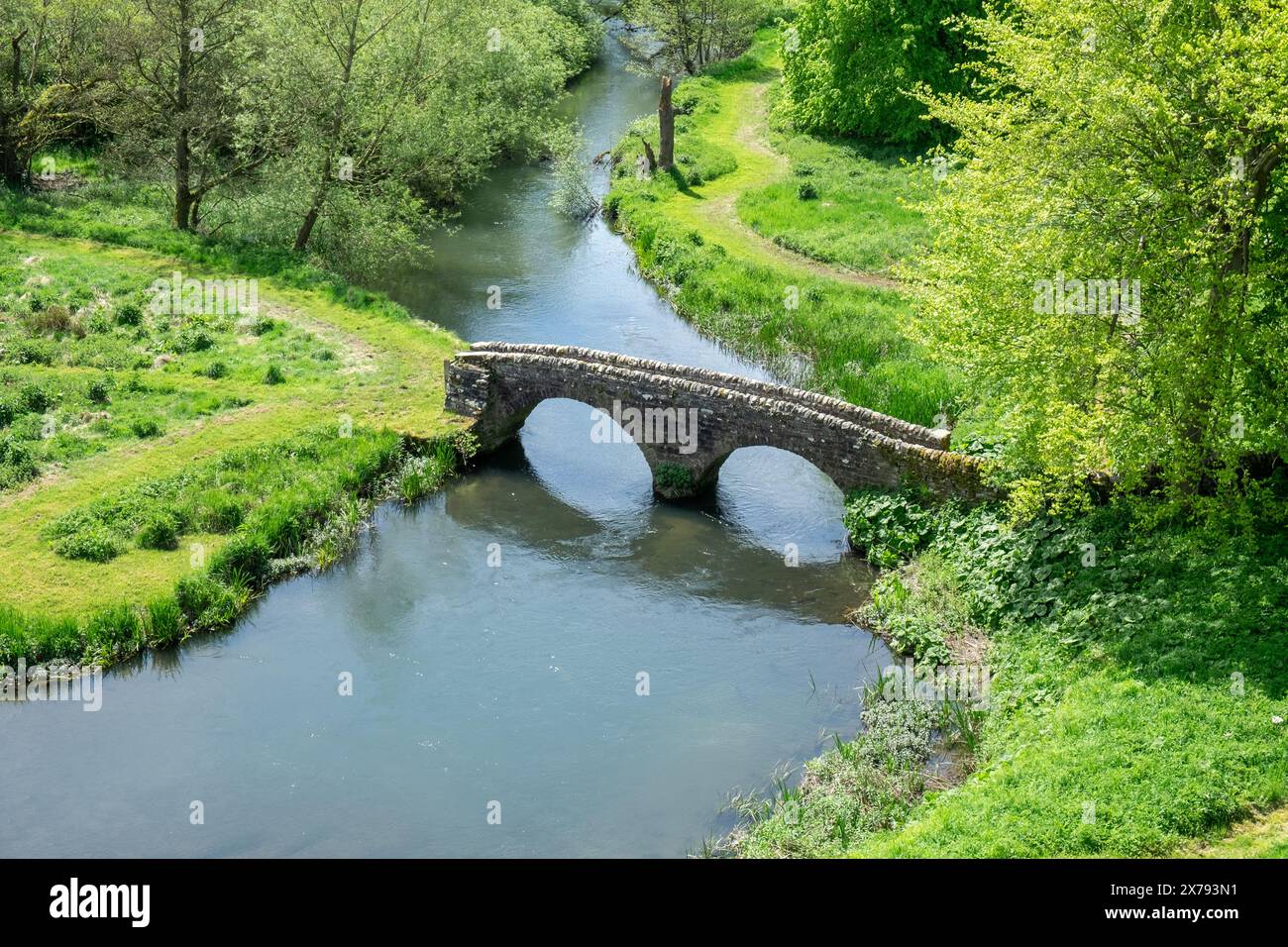 Mittelalterliche Brücke in Haddon Hall, Bakewell, Derbyshire, England, Großbritannien Stockfoto