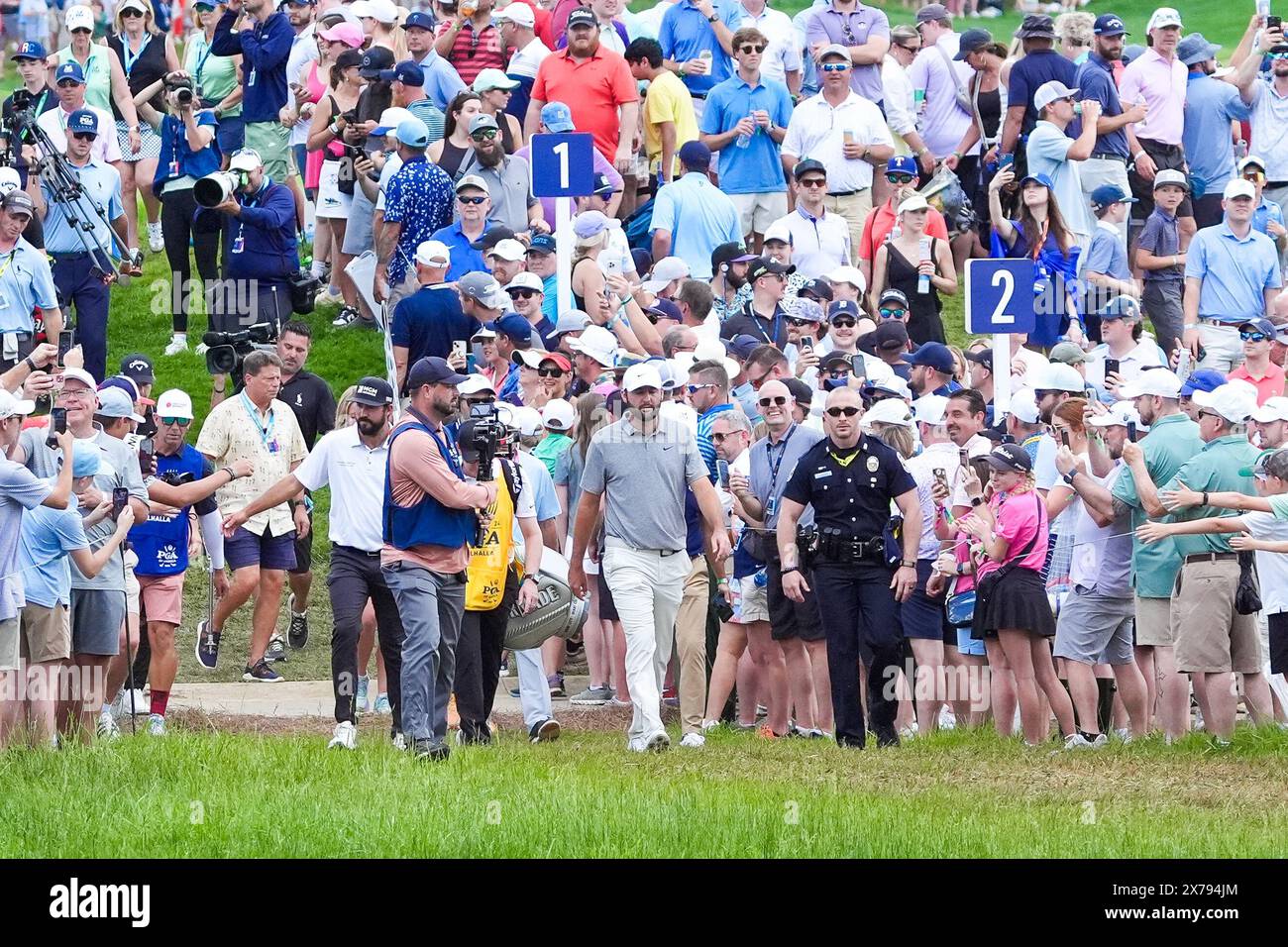 Louisville, Kentucky, USA. Mai 2024. Scottie Scheffler geht zum zweiten Abschlag während der dritten Runde der PGA Championship 2024 im Valhalla Golf Club. (Kreditbild: © Debby Wong/ZUMA Press Wire) NUR REDAKTIONELLE VERWENDUNG! Nicht für kommerzielle ZWECKE! Stockfoto