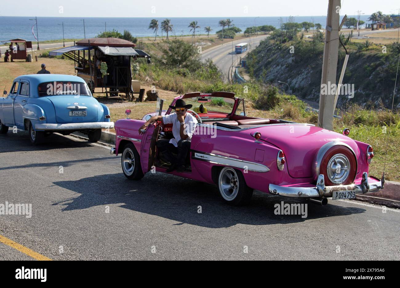 Pink 1953 Chevrolet Bel Air Cabriolet Classic Cabrio, als Taxi, Havanna Harbour, Kuba, Karibik. Auch Blue Plymouth 52 Classic Car. Stockfoto