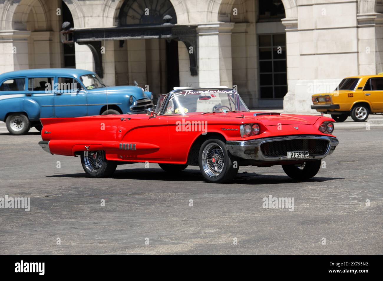 Red 1950er Ford Thunderbird Classic Car, Havanna, Kuba, Karibik. T-Vogel. Stockfoto