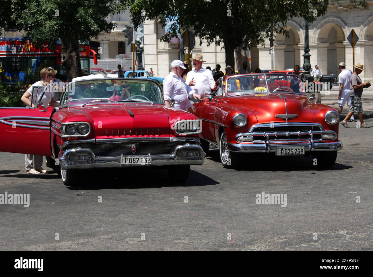 Oldsmobile (links) und Chevrolet (rechts) Classic Cars, Havanna, Kuba, Karibik. Stockfoto