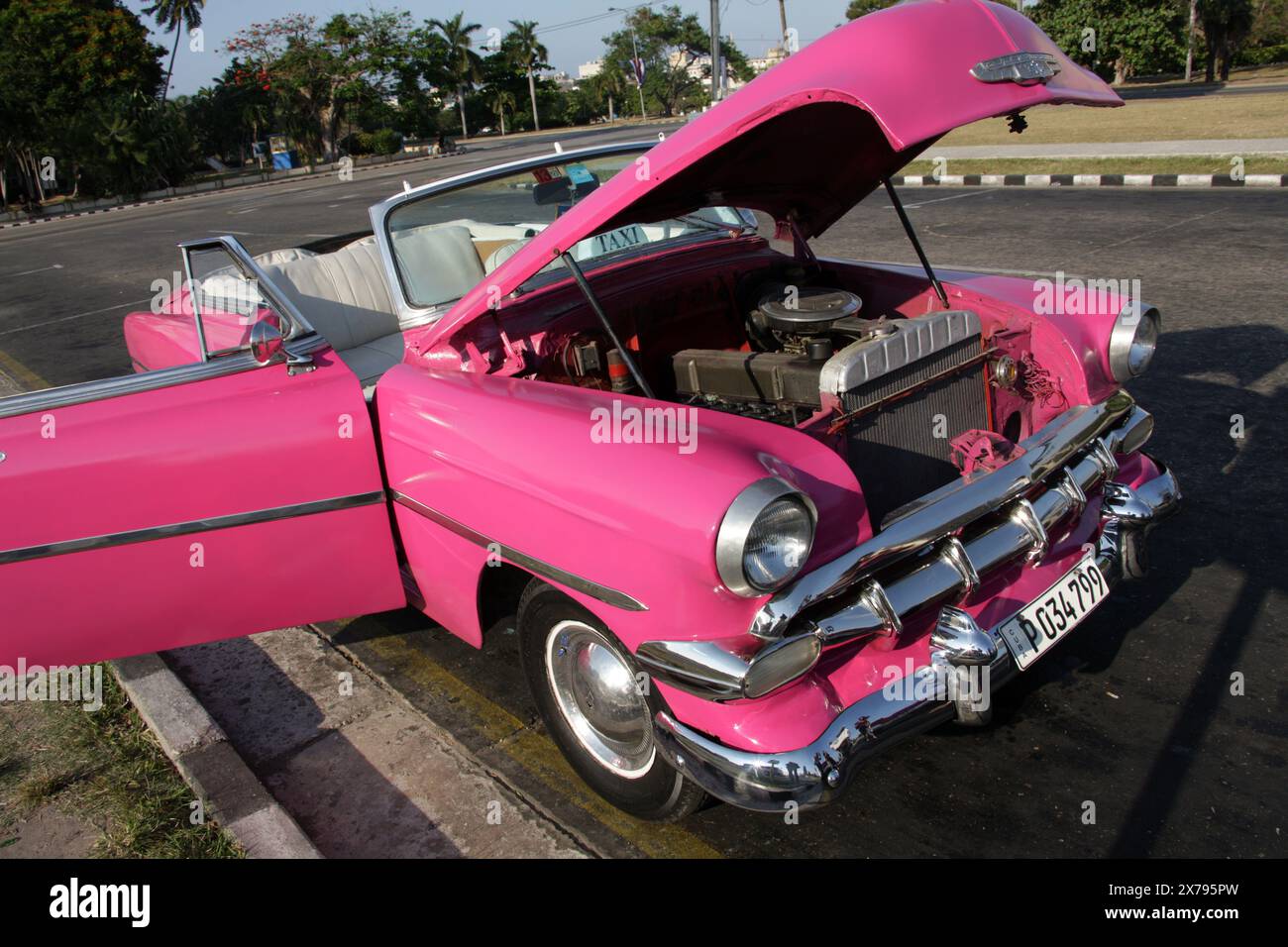Pink 1953 Chevrolet Bel Air Cabriolet Classic Cabrio, als Taxi, Havanna Harbour, Kuba, Karibik. Stockfoto
