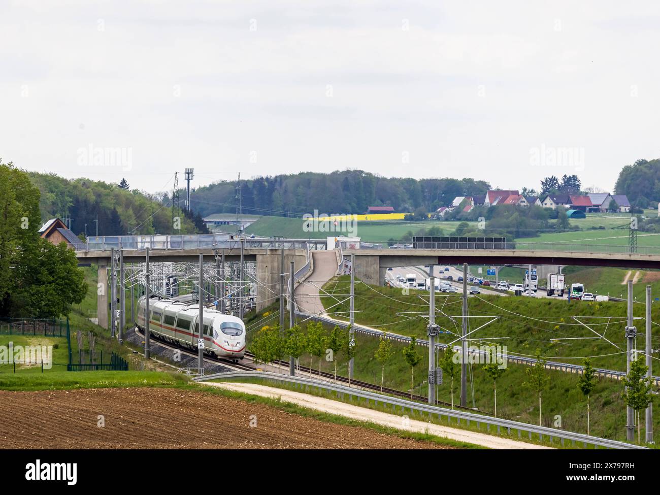 Neubaustrecke der Bahn von Wendlingen nach Ulm mit ICE. Streckenabschnitt bei Merklingen auf der Schwäbischen Alb. Rechts der Weiler Widderstall. // 09.05.2024:Merklingen, Baden-Württemberg, Deutschland. *** Neue Eisenbahnstrecke von Wendlingen nach Ulm mit EISABSCHNITT bei Merklingen an der Schwäbischen Alb rechts vom Weiler Widderstall 09 05 2024 Merklingen, Baden-Württemberg, Deutschland Stockfoto