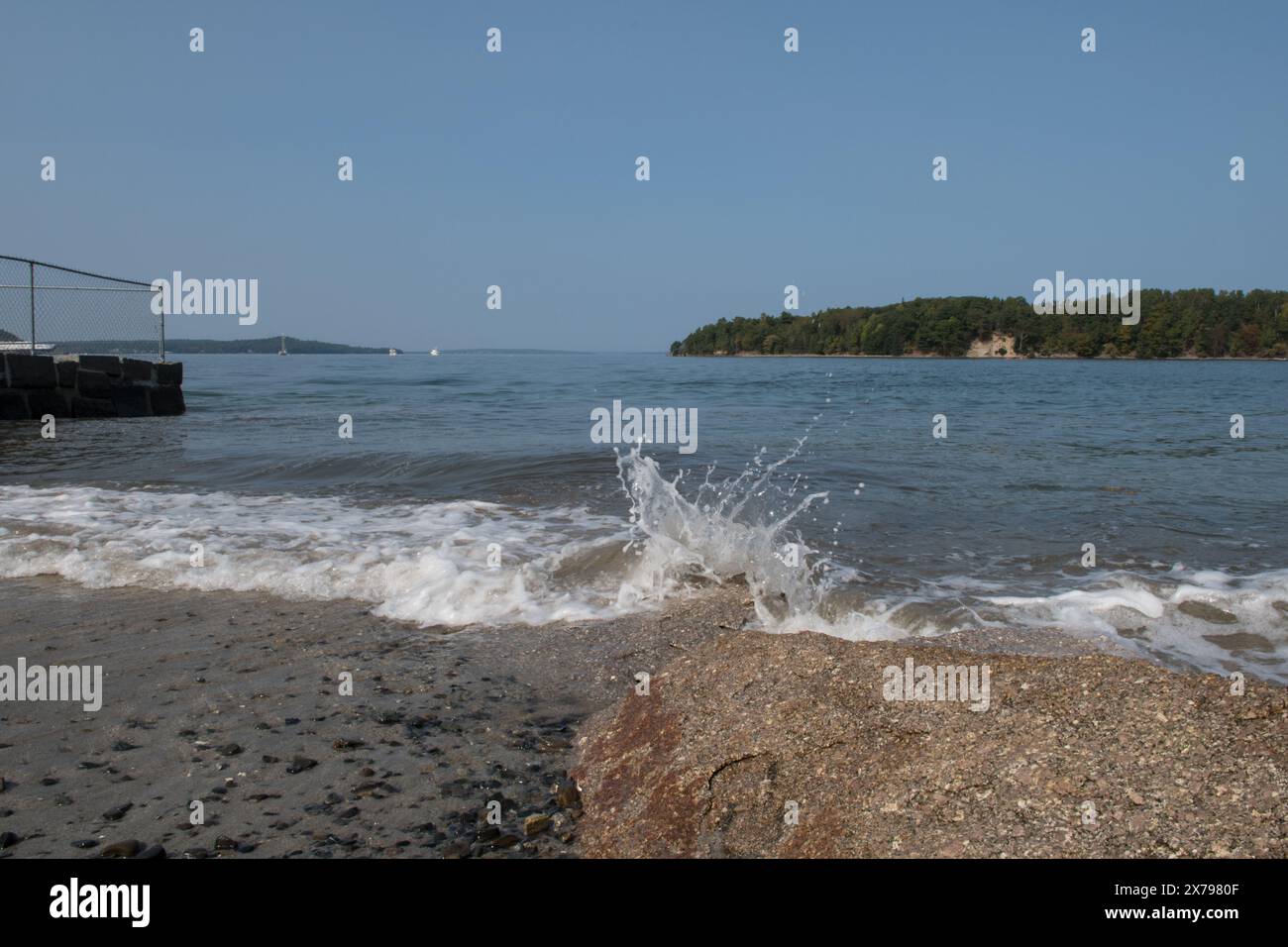 Ein Blick auf die Frenchman's Bay in Richtung Bar Island von der Bridge Street bei Flut, die keine Passage zur Insel bietet. Stockfoto