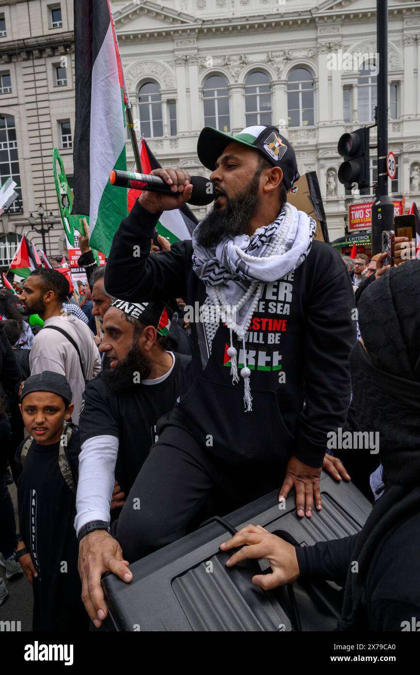 Demonstranten auf einem Pro-Palästina-marsch, die zu einem Waffenstillstand der laufenden Militäroffensive des Gazastreifens durch israelische Verteidigungskräfte aufrufen. Der marsch begann A Stockfoto