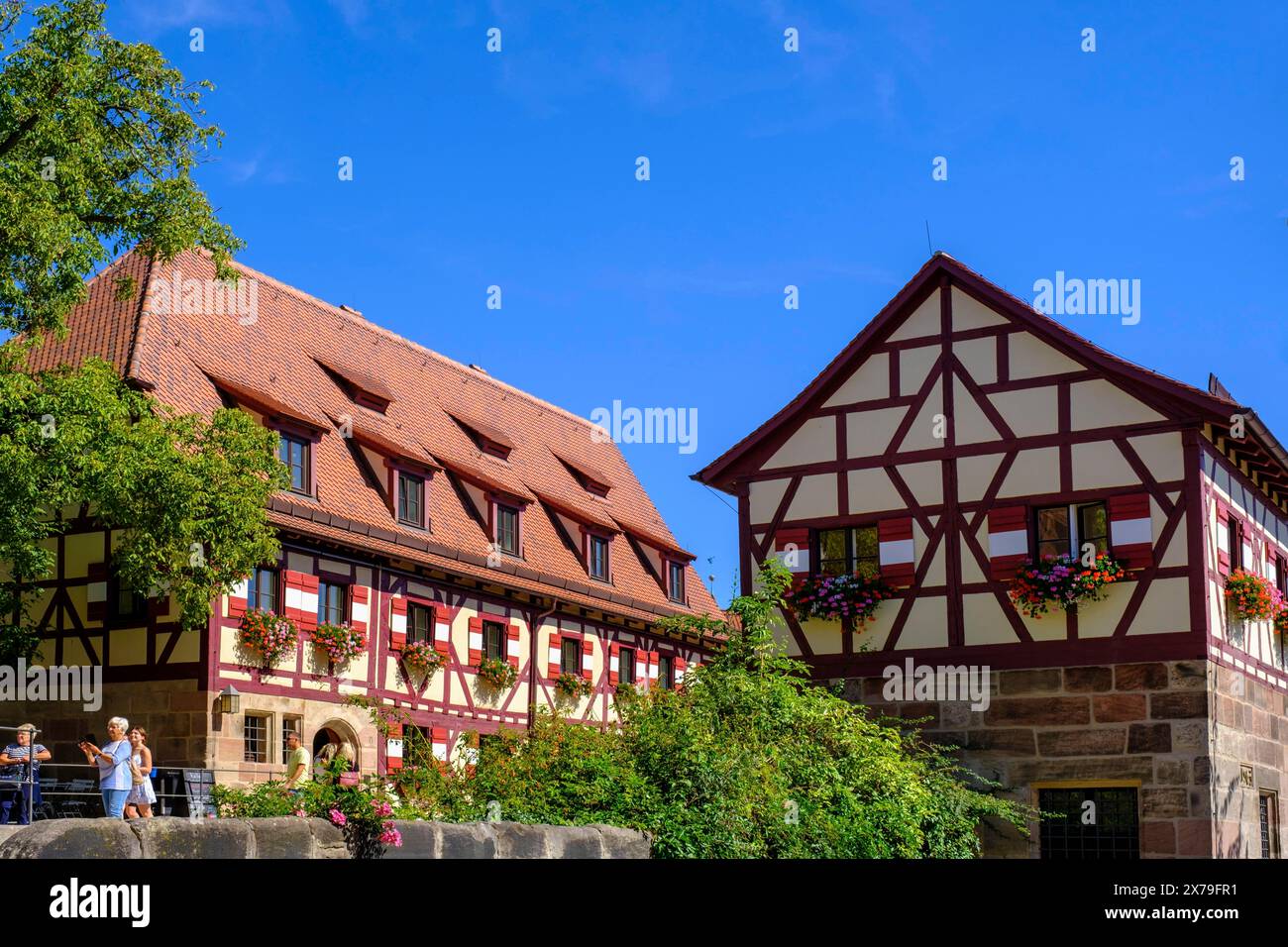 Reichsschloss, mit Brunnenhaus und Fachwerkhäusern im Schloss, Nürnberg Schloss, Nürnberg, Mittelfranken, Franken, Bayern Stockfoto