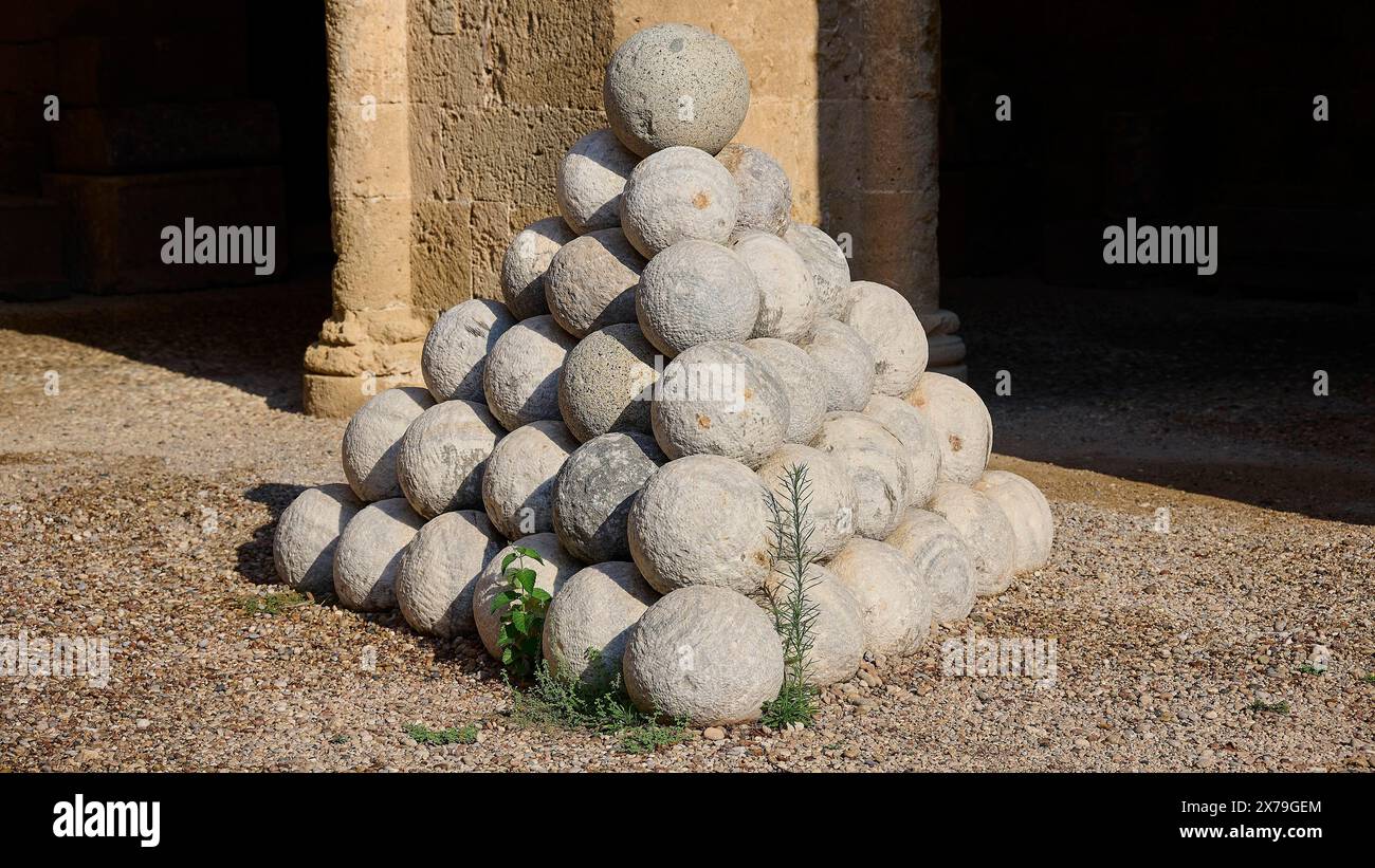 Große Pyramide aus Steinkanonenkugeln auf einem Kiesboden, Außenbereich, Archäologisches Museum, Altstadt, Rhodos-Stadt, Rhodos, Dodekanesisch, Griechische Inseln Stockfoto