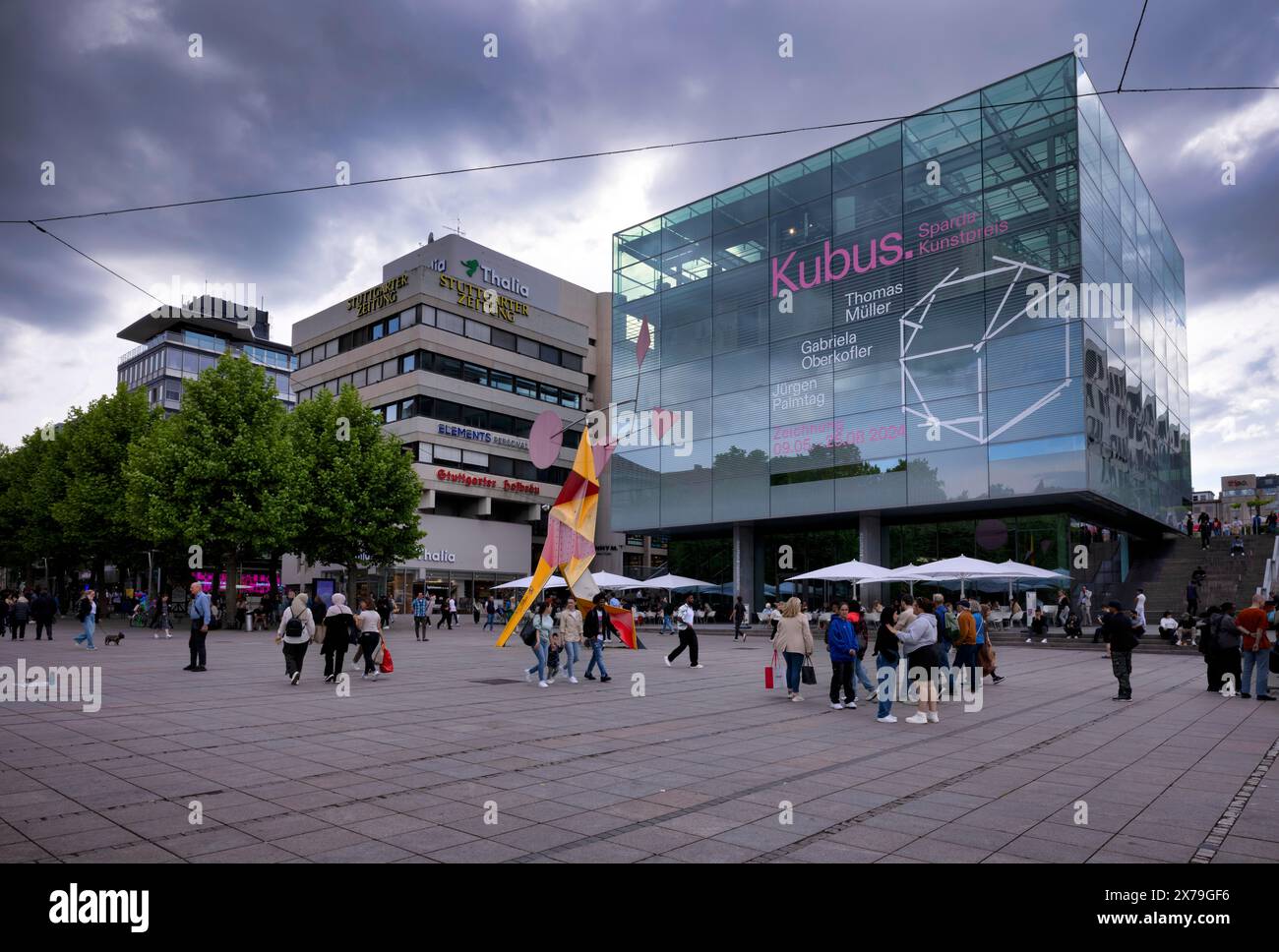 Kleiner Palastplatz mit Cube Art Museum, Cube, Wittwer Thalia, Fußgängerzone, Passanten, Stuttgart, Baden-Württemberg, Deutschland Stockfoto
