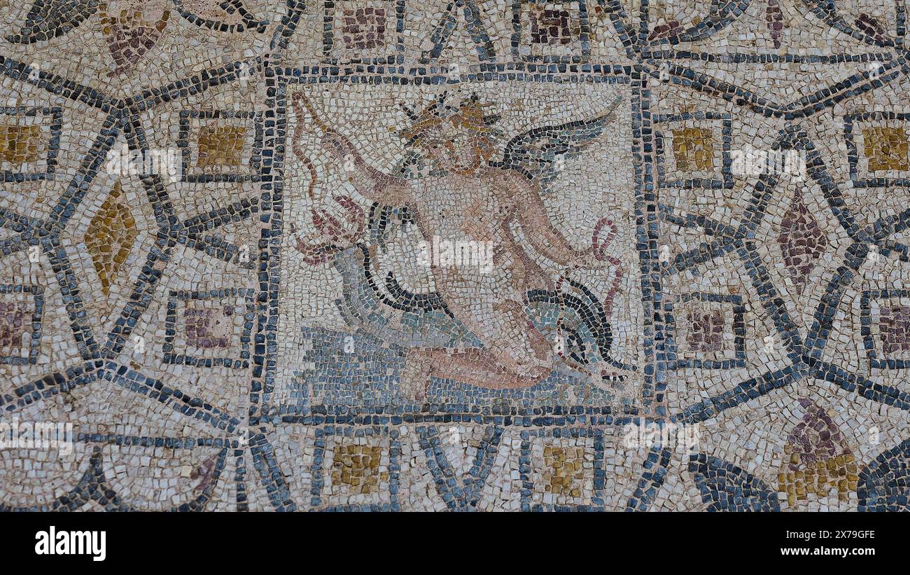 Eros reiten auf einem DelphinAncient Mosaik, das einen geflügelten Mann darstellt, mit geometrischen Mustern und mythologischen Themen, Außenbereich, Archäologisches Museum, Alt Stockfoto