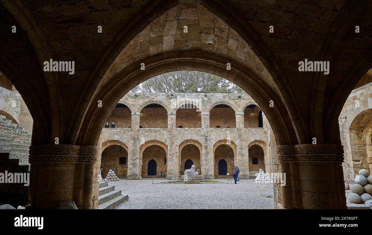 Architektur eines historischen Hofes mit gotischen Arkaden, weist auf mittelalterliche Bauten hin, Außenbereich, Archäologisches Museum, Altstadt, Rhodos Stockfoto