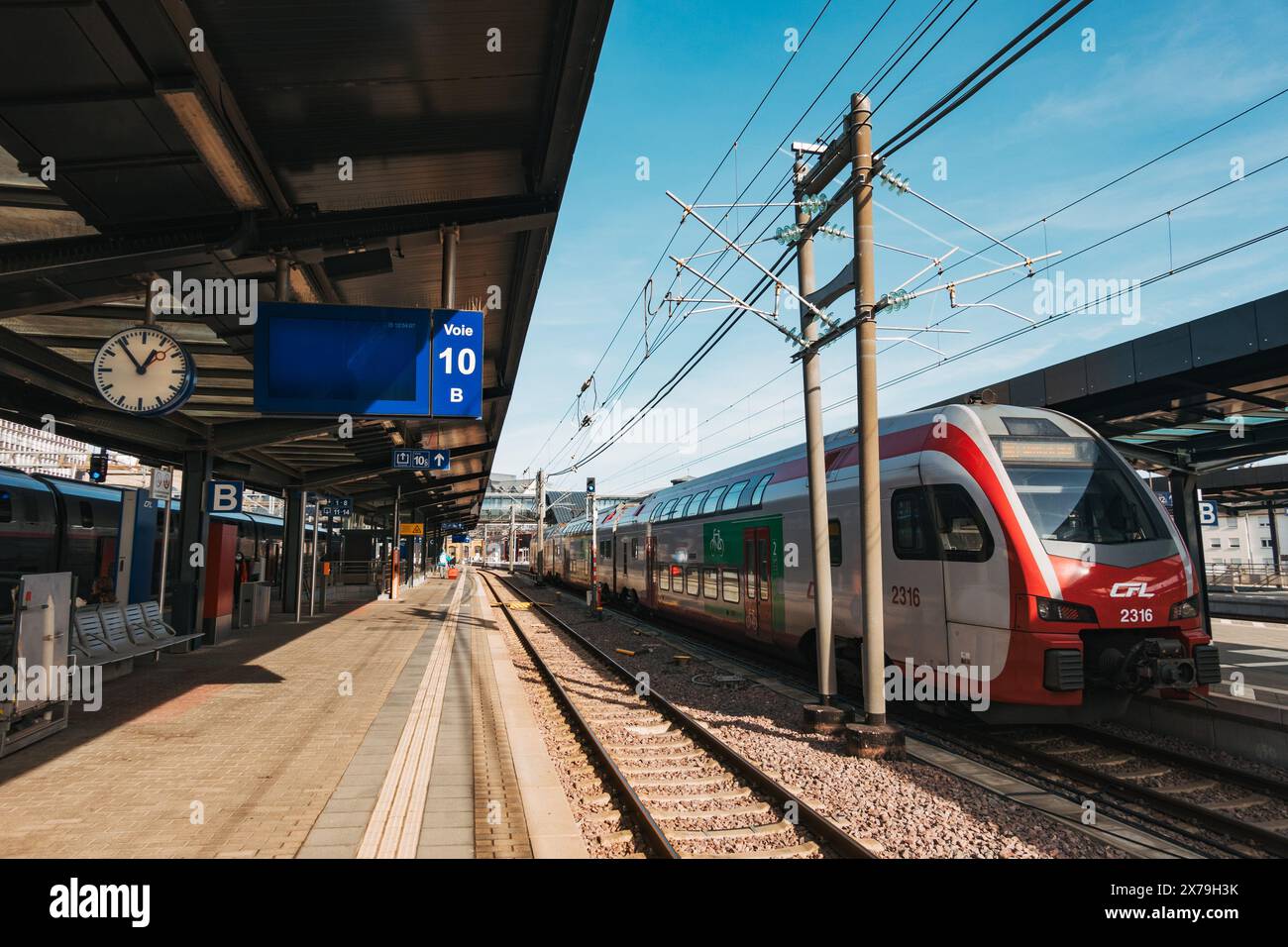 Ein CFL-Doppelstockzug am Bahnsteig 10B im luxemburgischen Hauptbahnhof an einem klaren Morgen. Stockfoto