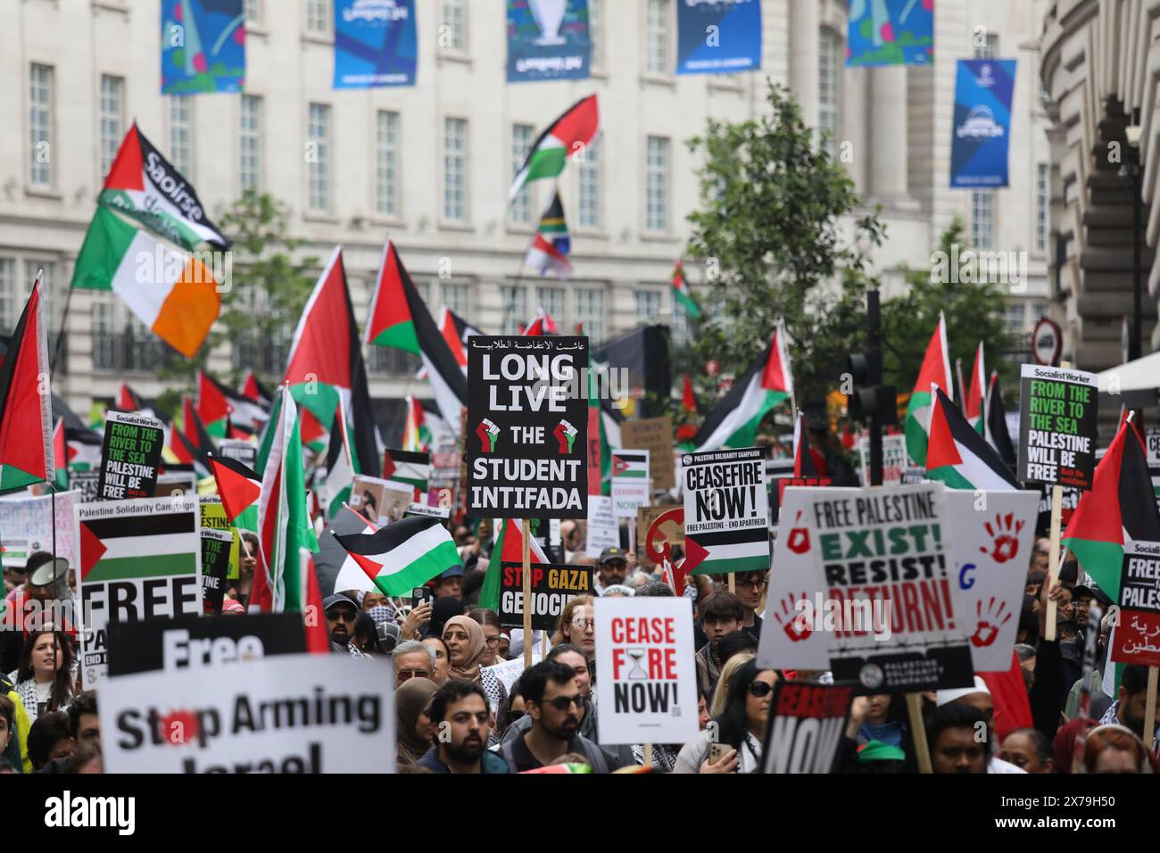 Hunderttausende propalästinensischer Demonstranten marschierten am 76. Jahrestag der Nakba durch die Straßen Londons, forderten jetzt einen Waffenstillstand, stoppten die Bewaffnung Israels und ein Ende der Belagerung von Gaza. Nakba bedeutet „die Katastrophe“ und bezieht sich auf die Zeit, als 750,000 Palästinenser zum Zeitpunkt der Gründung Israels 1948 von israelischen Truppen aus ihren Häusern vertrieben und in Nachbarländer fliehen mussten. Der marsch verlief friedlich und endete in einer Kundgebung in Whitehall. Stockfoto