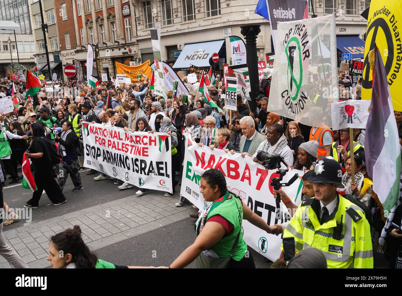 Hunderttausende propalästinensischer Demonstranten marschierten am 76. Jahrestag der Nakba durch die Straßen Londons, forderten jetzt einen Waffenstillstand, stoppten die Bewaffnung Israels und ein Ende der Belagerung von Gaza. Nakba bedeutet „die Katastrophe“ und bezieht sich auf die Zeit, als 750,000 Palästinenser zum Zeitpunkt der Gründung Israels 1948 von israelischen Truppen aus ihren Häusern vertrieben und in Nachbarländer fliehen mussten. Der marsch verlief friedlich und endete in einer Kundgebung in Whitehall. Stockfoto