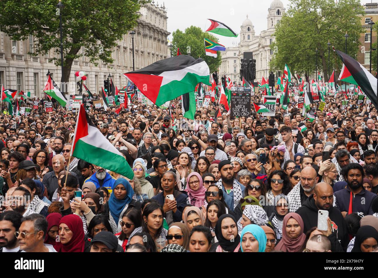 Hunderttausende propalästinensischer Demonstranten marschierten am 76. Jahrestag der Nakba durch die Straßen Londons, forderten jetzt einen Waffenstillstand, stoppten die Bewaffnung Israels und ein Ende der Belagerung von Gaza. Nakba bedeutet „die Katastrophe“ und bezieht sich auf die Zeit, als 750,000 Palästinenser zum Zeitpunkt der Gründung Israels 1948 von israelischen Truppen aus ihren Häusern vertrieben und in Nachbarländer fliehen mussten. Der marsch verlief friedlich und endete in einer Kundgebung in Whitehall. Stockfoto