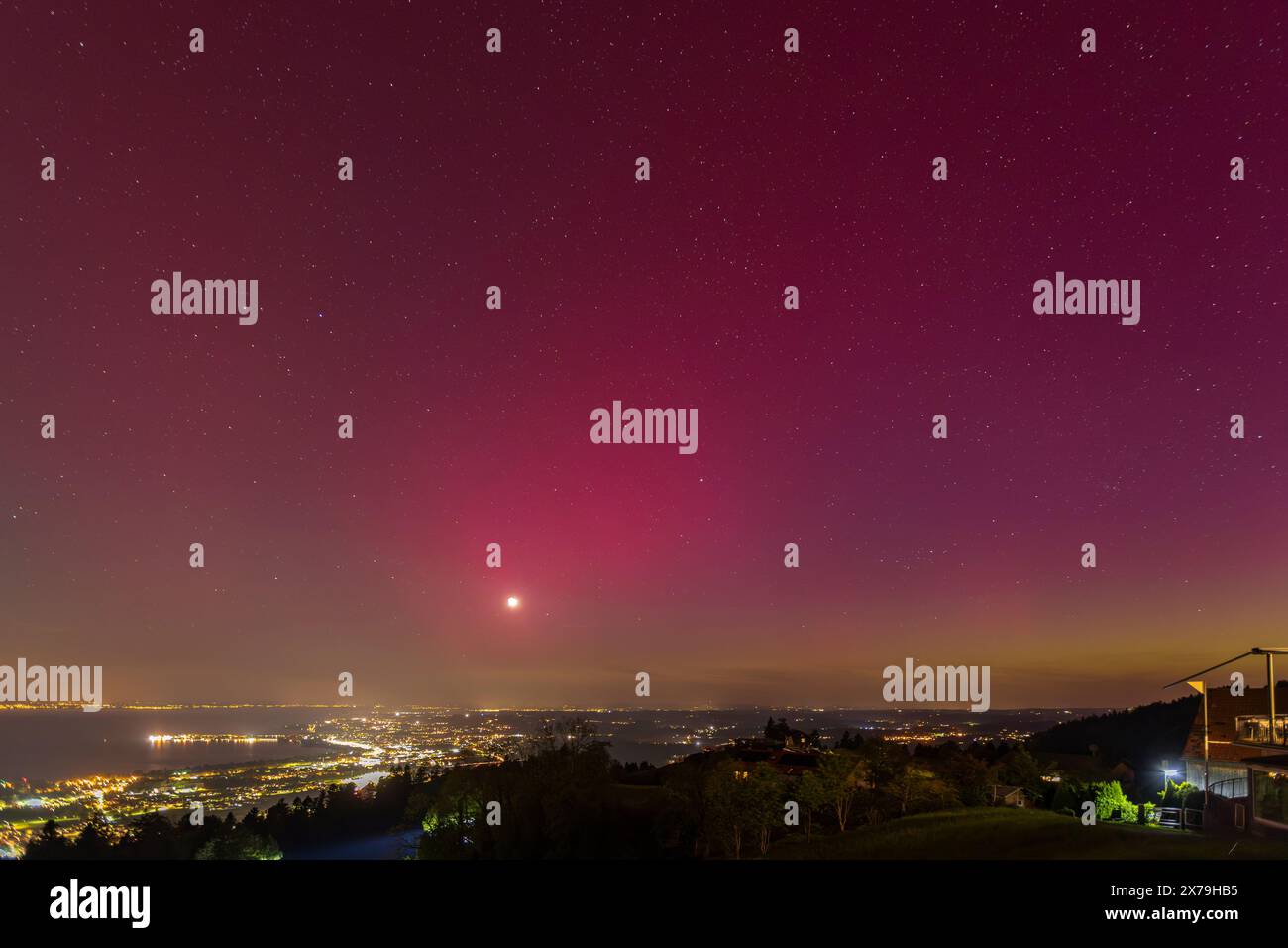 Fantastische Nordlichter über Österreich und dem Bodensee Stockfoto