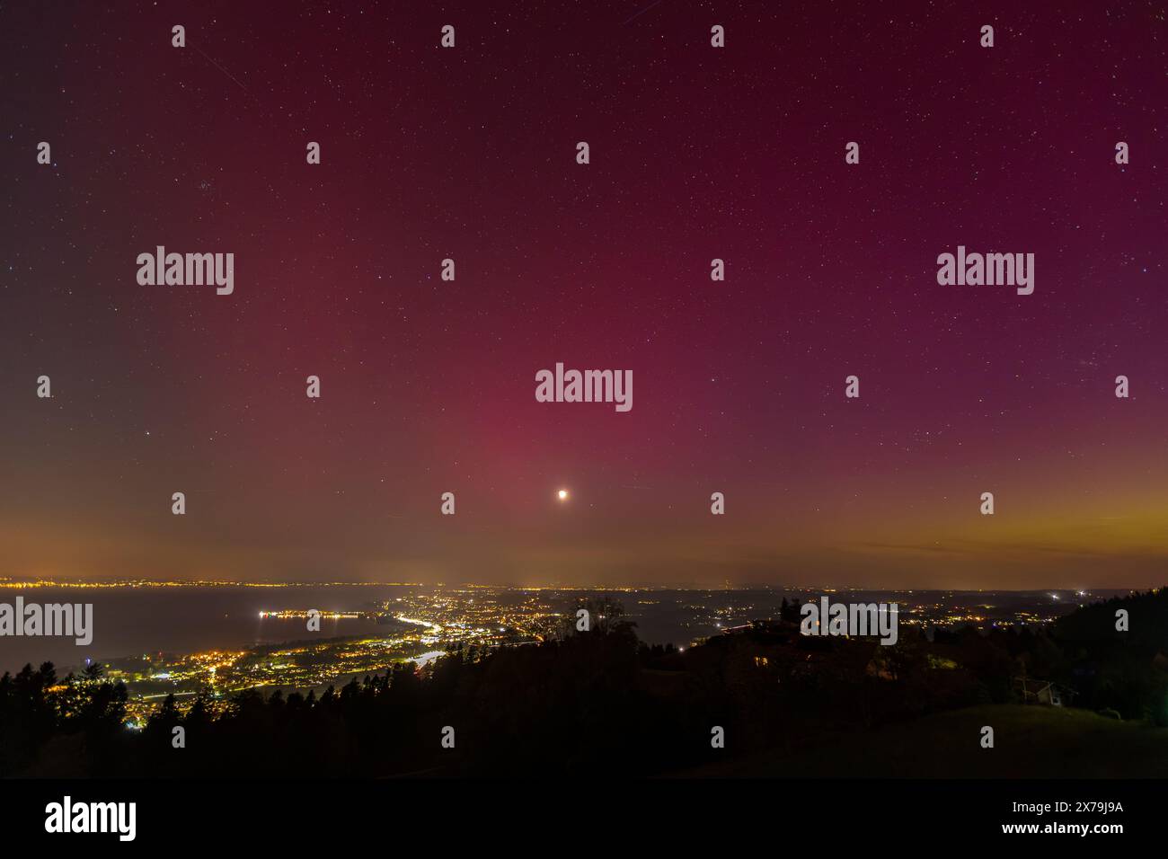 Fantastische Nordlichter über Österreich und dem Bodensee Stockfoto