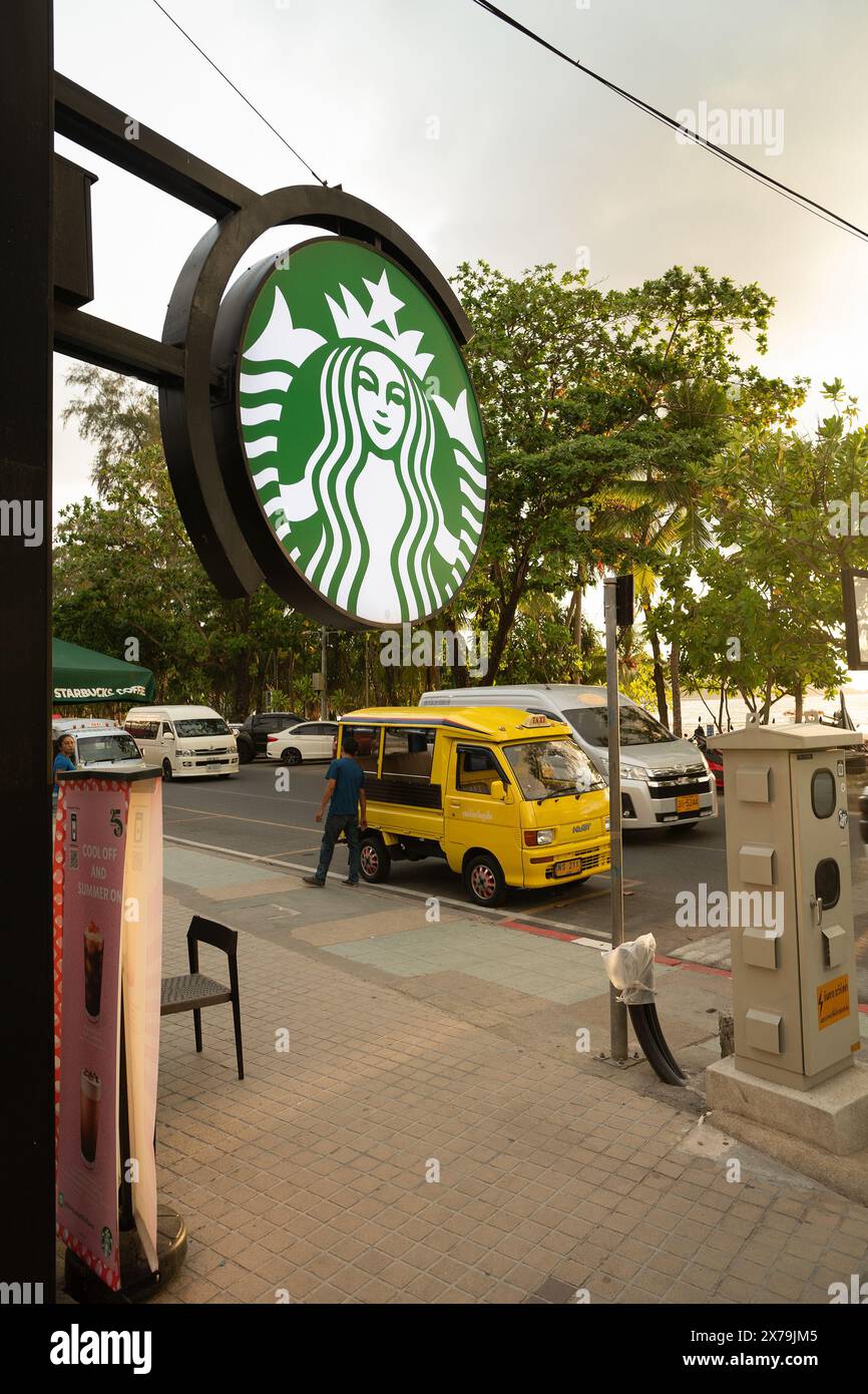 PHUKET, THAILAND - 4. MAI 2023: Nahaufnahme des Starbucks Logos, wie in Patong, Phuket. Stockfoto