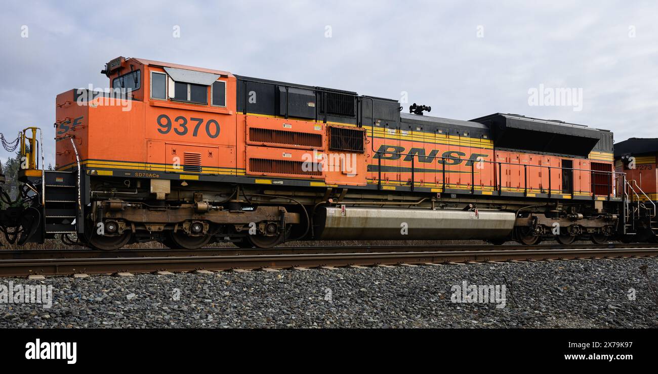 Stanwood, WA, USA – 7. Februar 2024; Orange BNSF SD70ACe Lokomotive auf Gleis mit Swoosh-Markenlogo Stockfoto