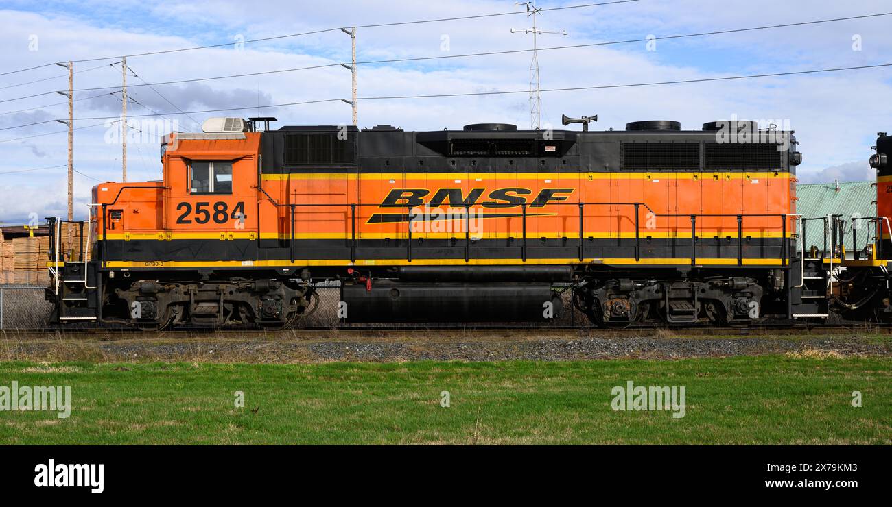 Mount Vernon, WA, USA - 2. Februar 2024; BNSF Lokomotiven GP39-3 warten auf Dienst im Güterzug Stockfoto