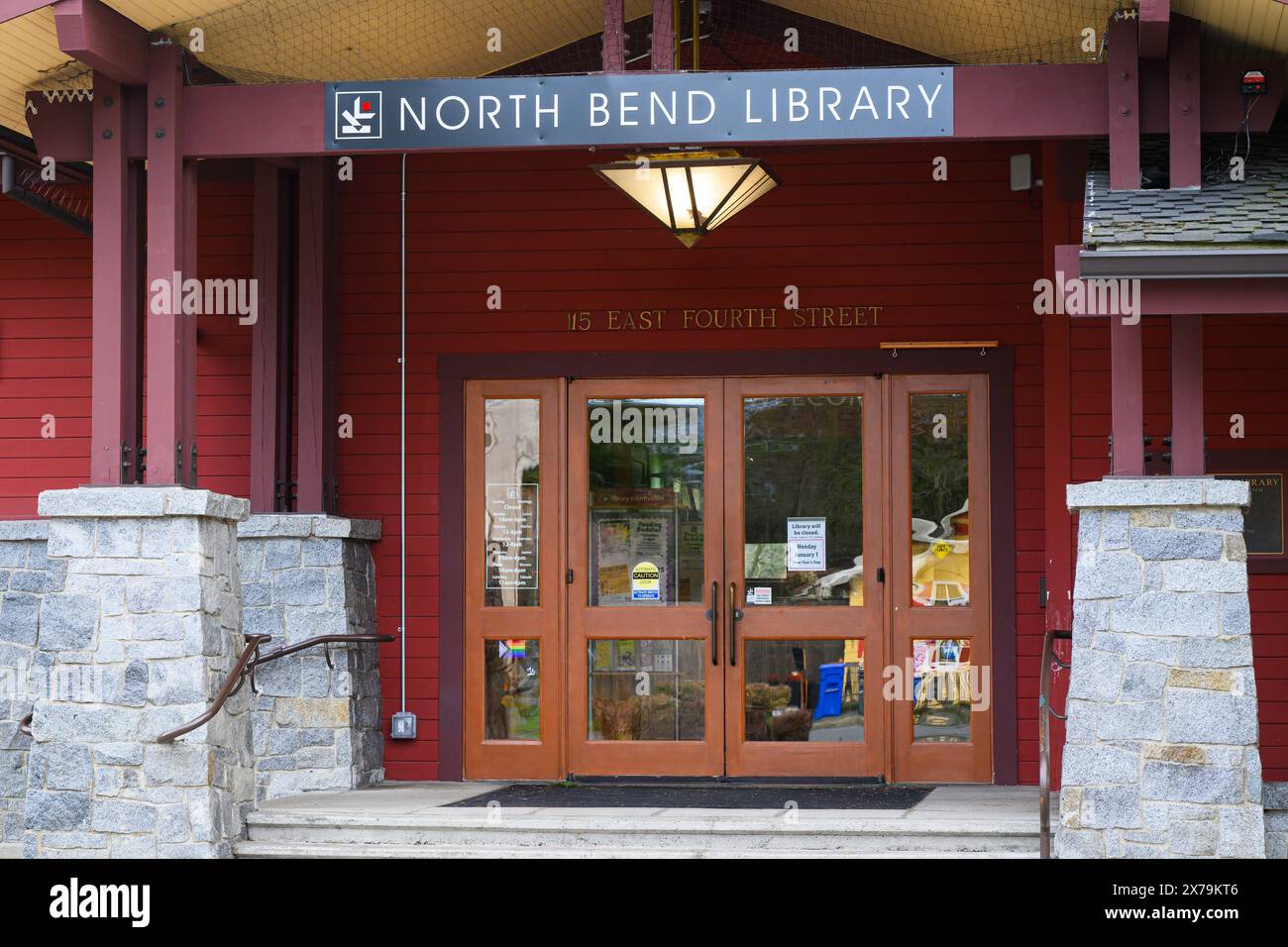 North Bend, Wa, USA – 1. Januar 2024; Eingang zum King County Library System in der North Bend Zweigstelle Stockfoto