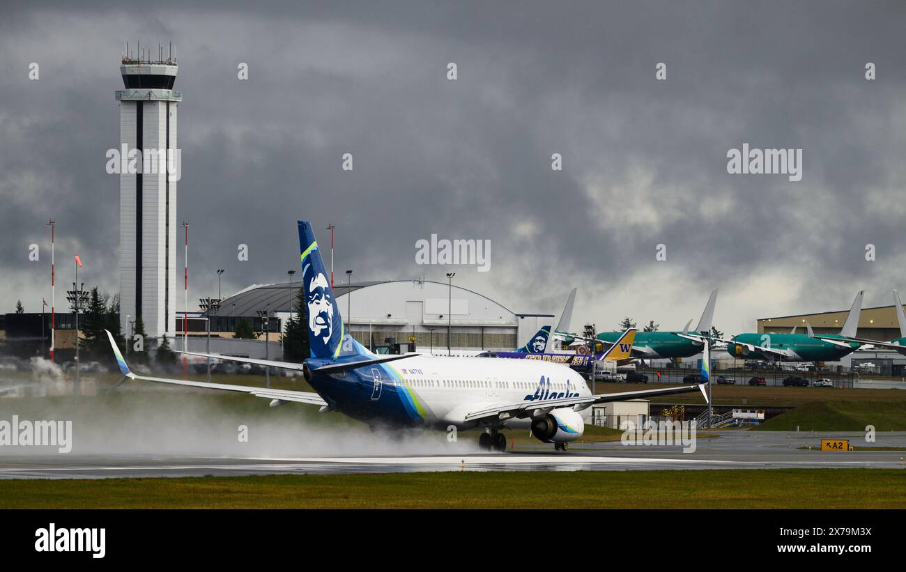Everett, WA, USA - 21. Februar 2024; Alaska Airlines Boeing 737 900 er startet bei schlechtem Wetter auf der Landebahn Stockfoto